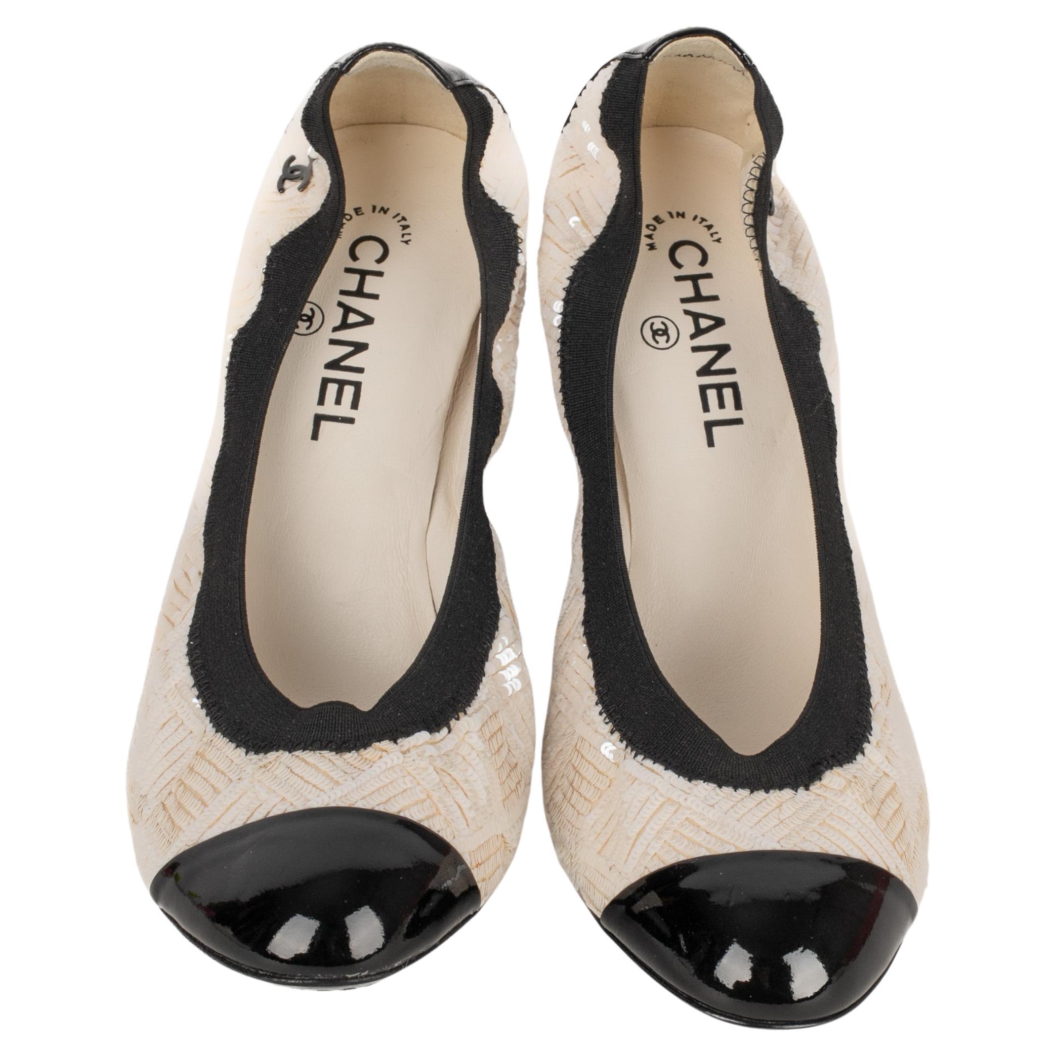 Zapatos blancos de lentejuelas Chanel