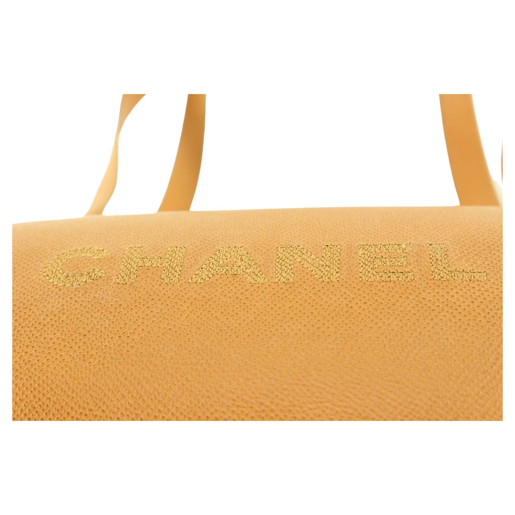 Sac cabas porté épaule en cuir texturé brun clair Sesame de Chanel 1C0502 en vente
