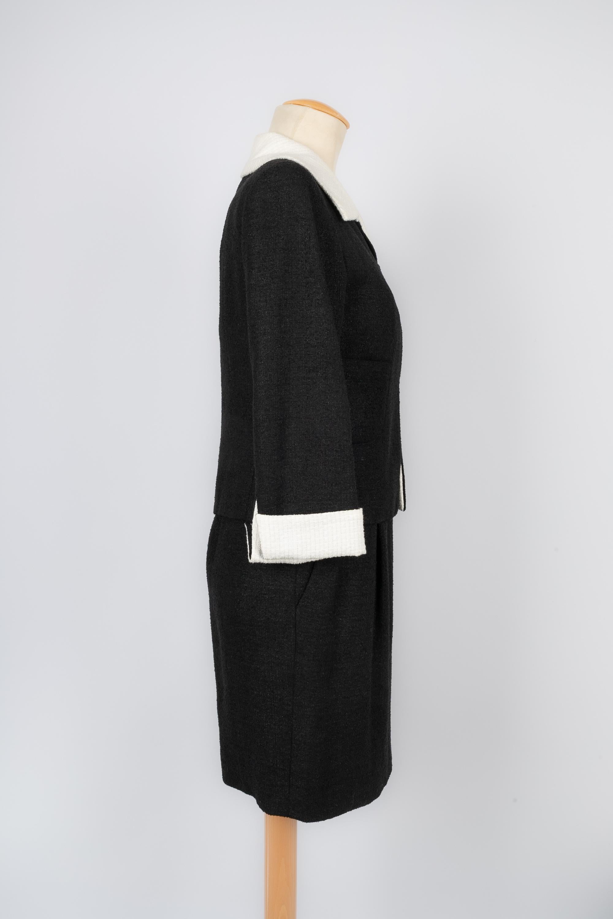 CHANEL - (Fabriqué en France) Ensemble noir et blanc en lin, coton et laine composé d'une veste et d'une robe. Doublure en soie. Taille 36FR. Collectional printemps-été 2009.

Condit :
Très bon état.

Dimensions :
Veste : Largeur des épaules : 38 cm