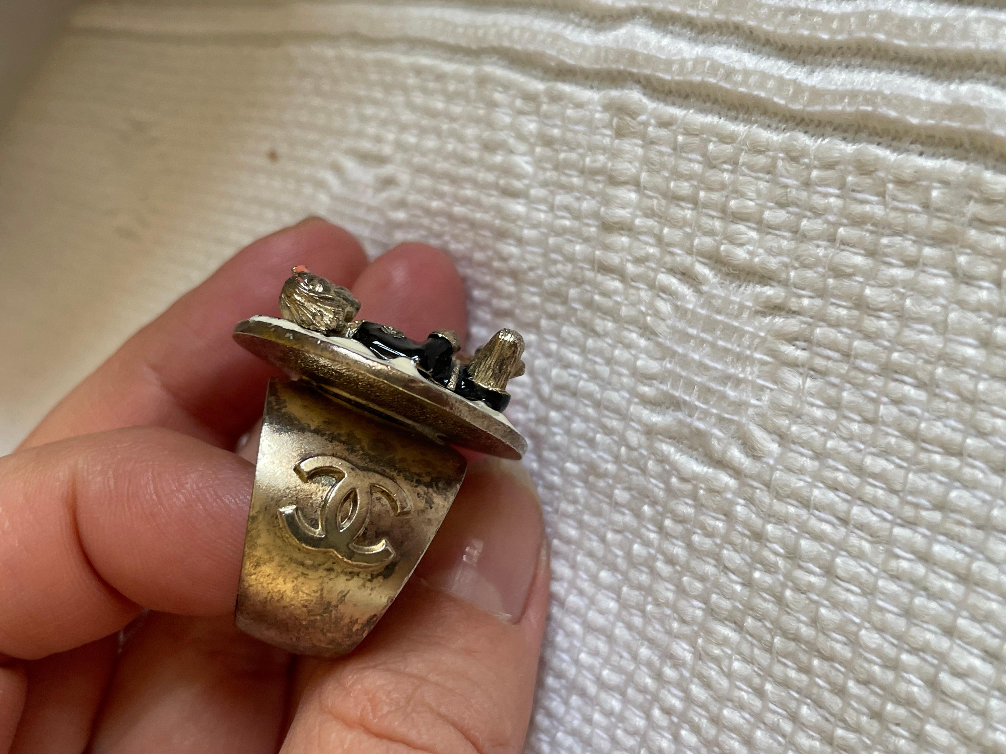 Chanel Ensemble composé d'un bracelet et d'une bague. en vente 6