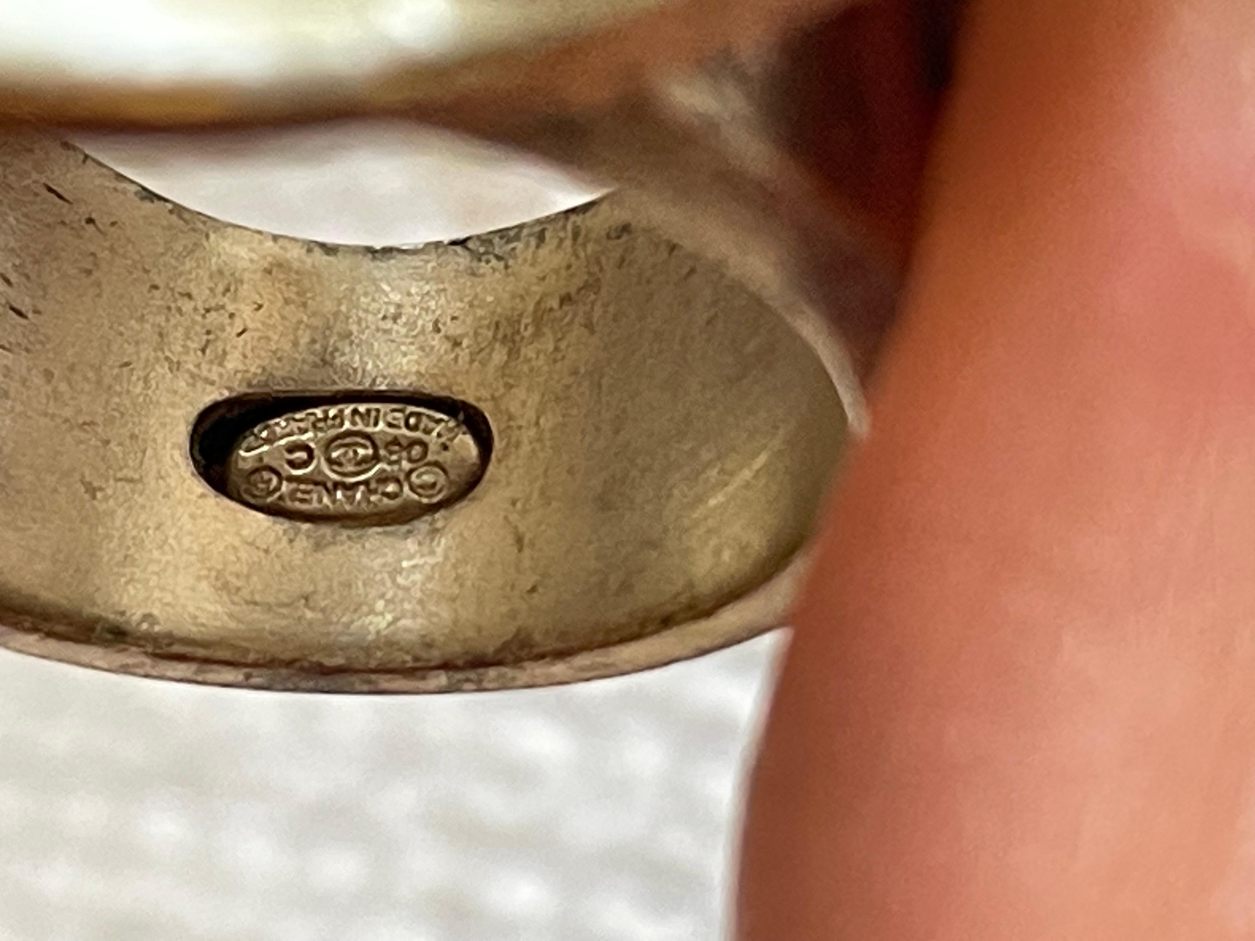 Chanel Ensemble composé d'un bracelet et d'une bague. en vente 9