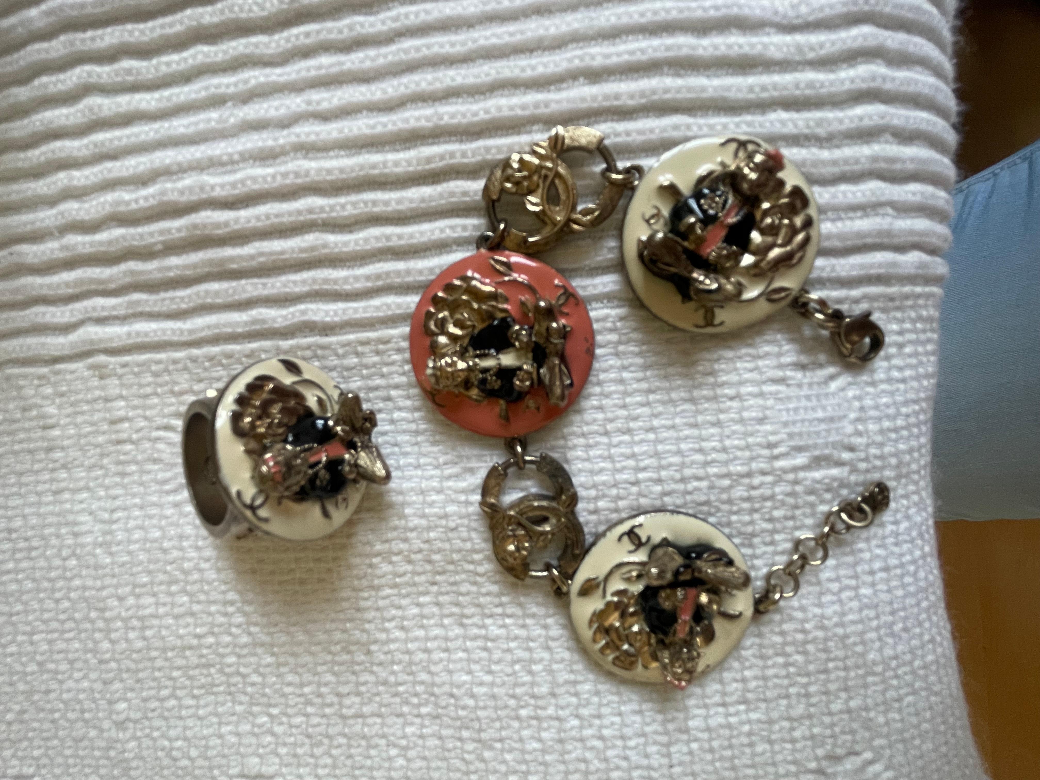 Magnifique ensemble Chanel. Modèle de Coco Chanel en position de yoga, de spiritualité et de tailleur d'affaires. Modèle rare.  Longueur du bracelet réglable de 16 à 19 cm. taille  Anneau 53. Effet argent vieilli.