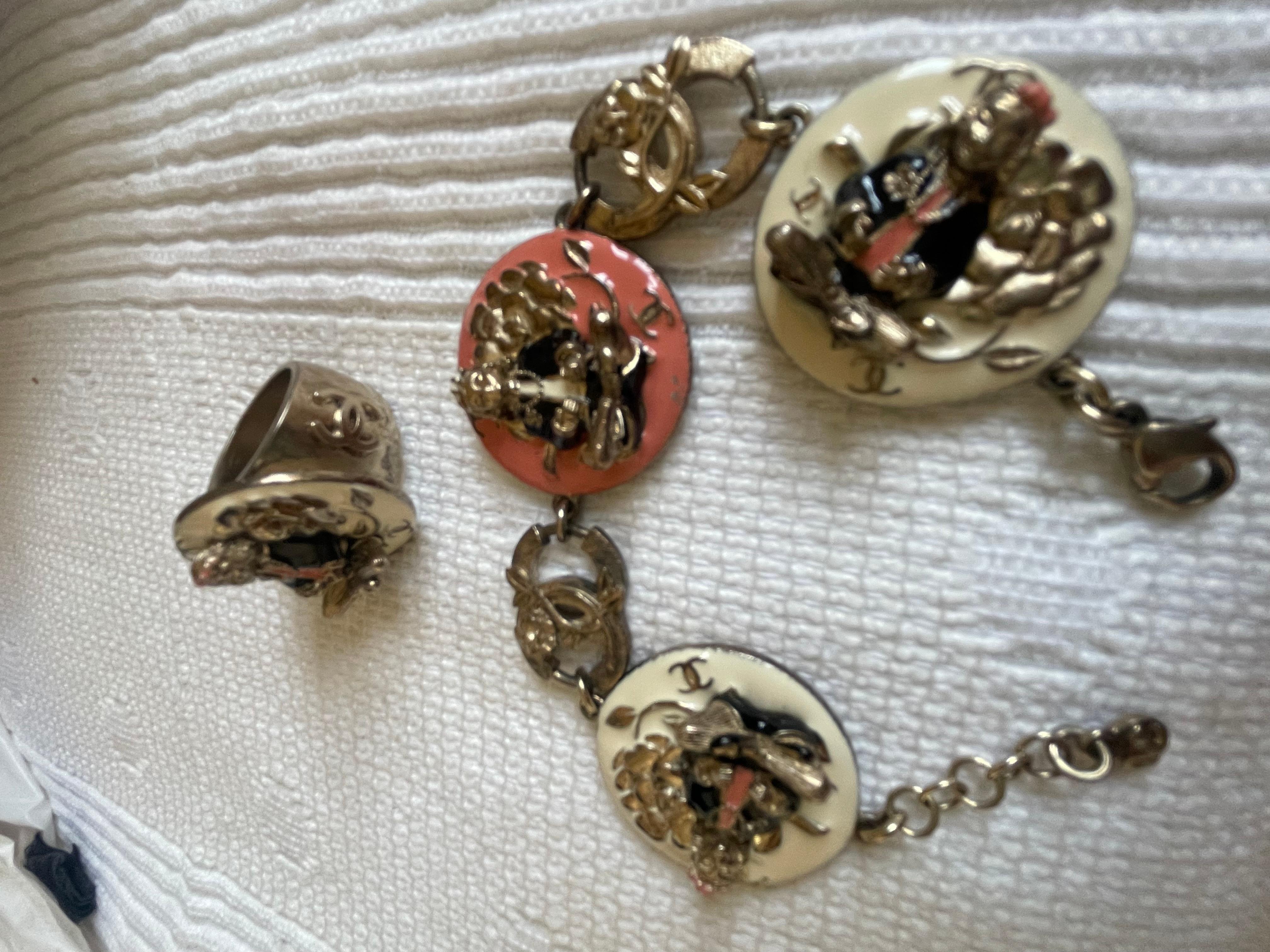 Chanel Ensemble composé d'un bracelet et d'une bague. Pour femmes en vente