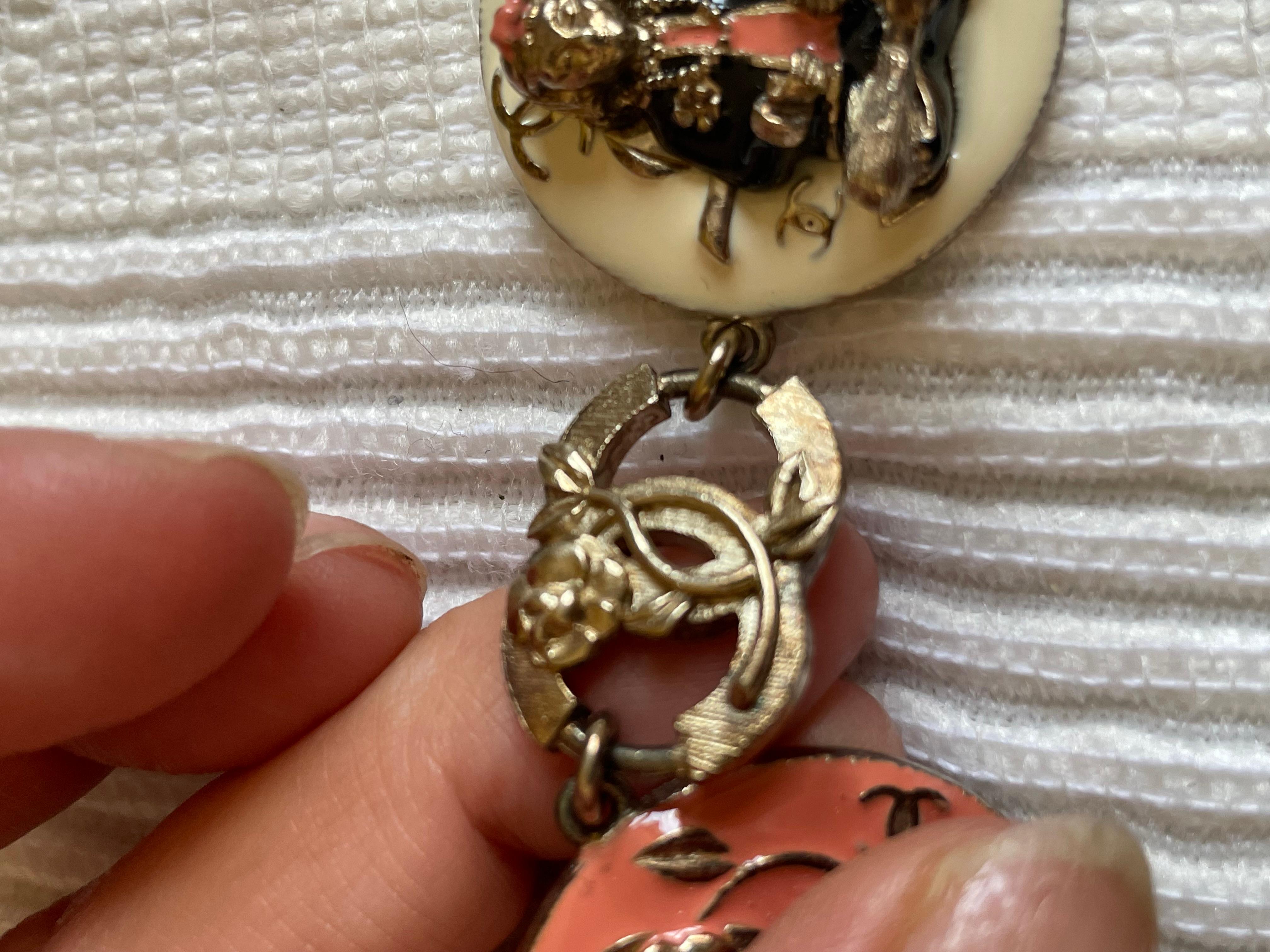 Chanel Ensemble composé d'un bracelet et d'une bague. en vente 1