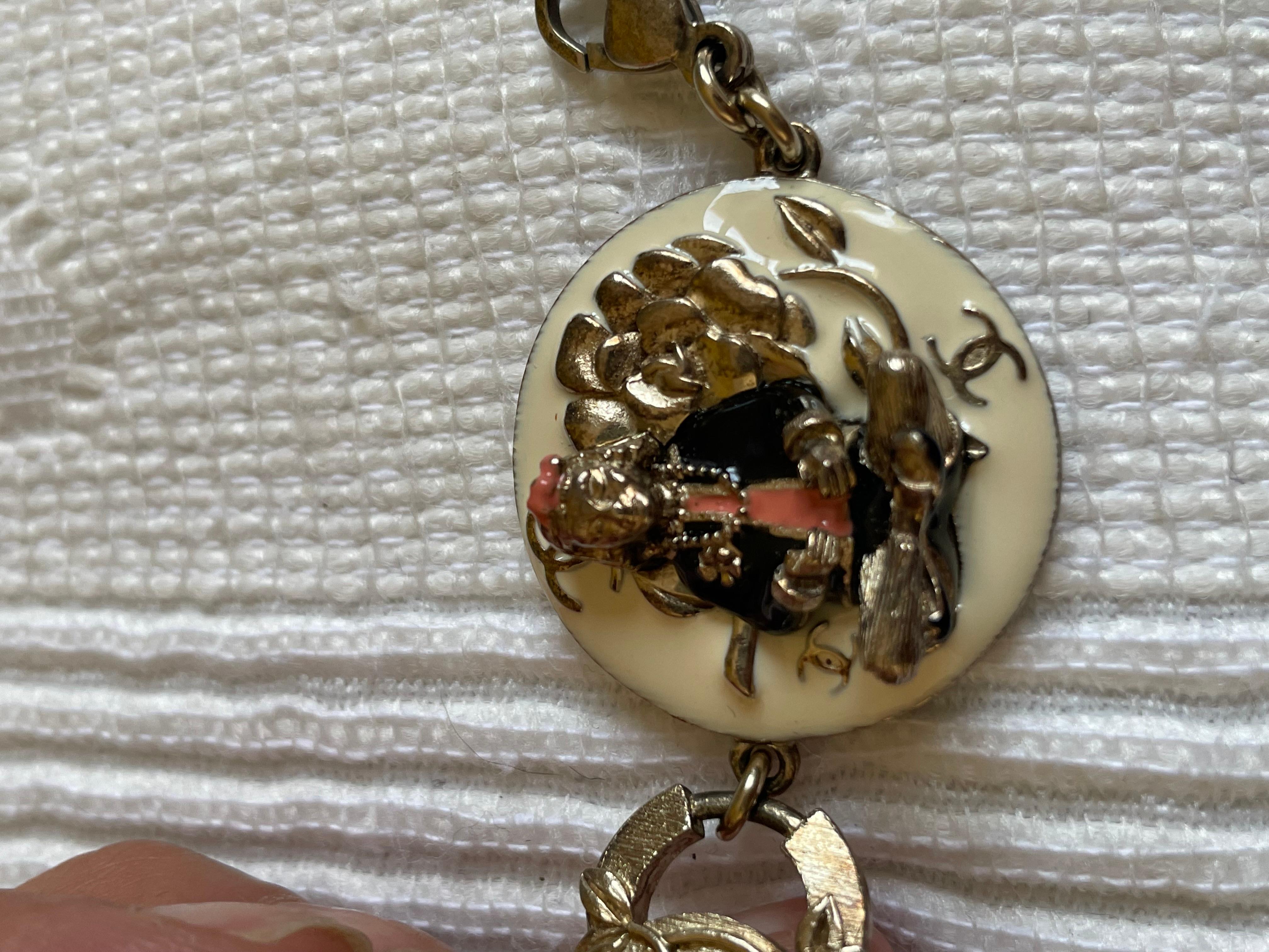 Chanel Ensemble composé d'un bracelet et d'une bague. en vente 2