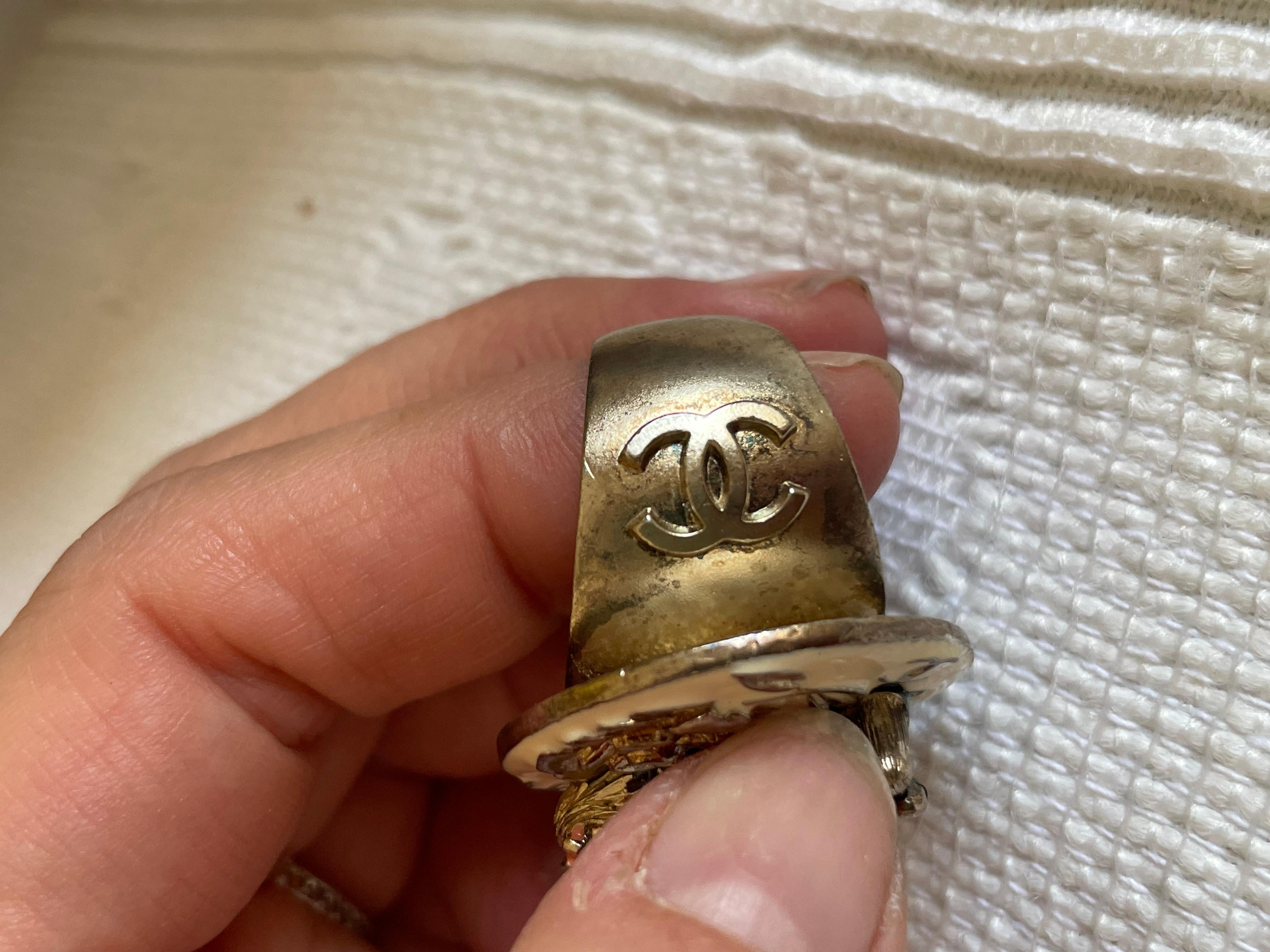 Chanel Ensemble composé d'un bracelet et d'une bague. en vente 4