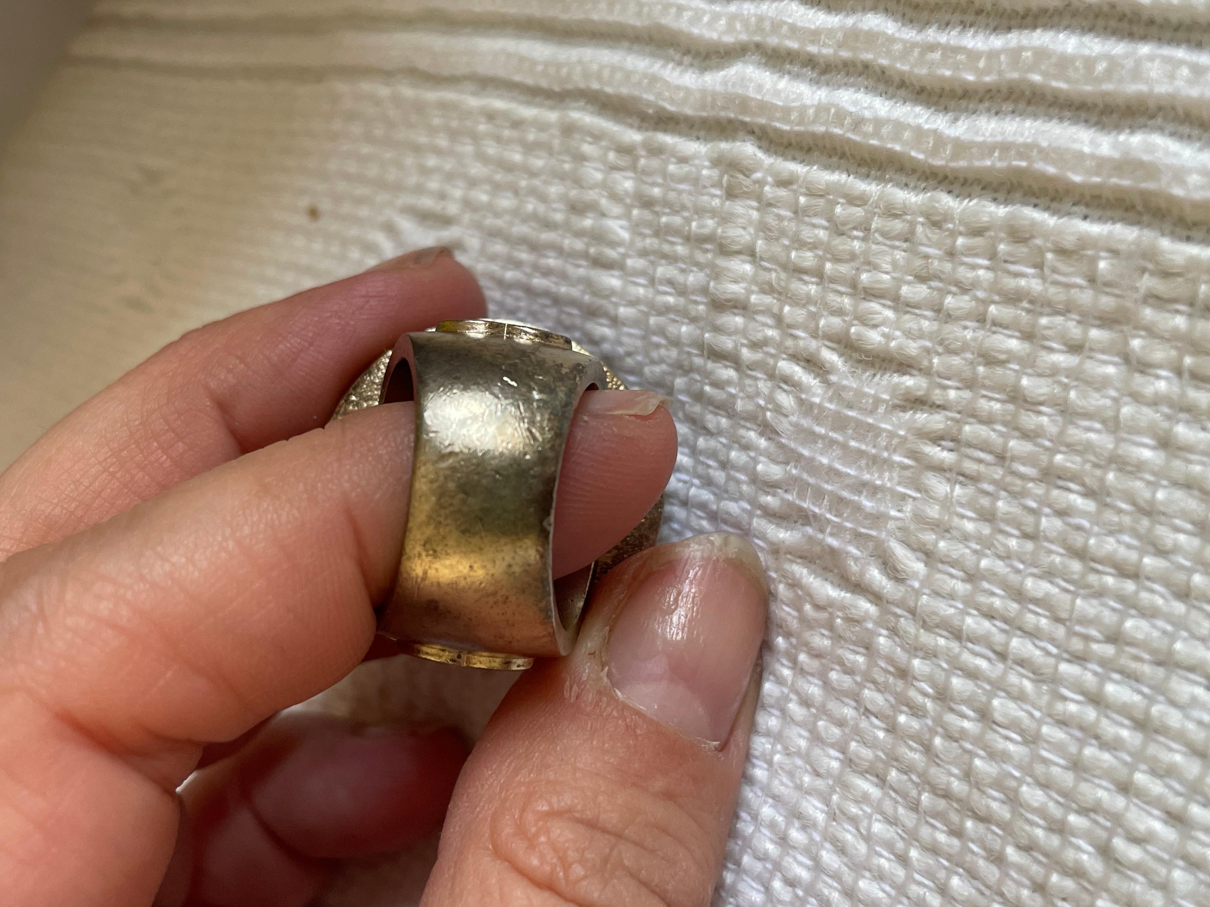 Chanel Ensemble composé d'un bracelet et d'une bague. en vente 5