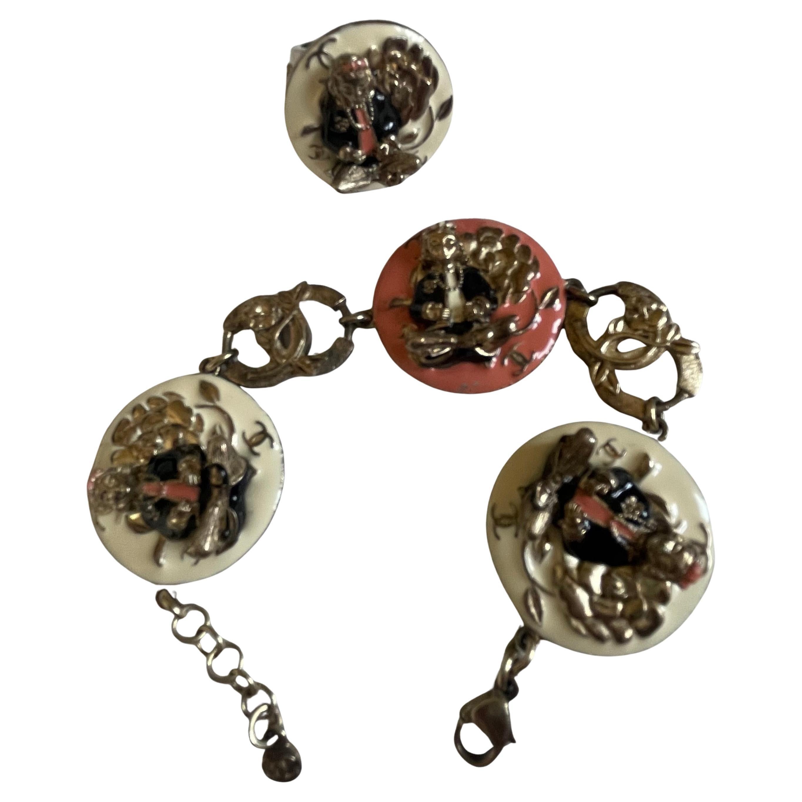 Chanel Ensemble composé d
un bracelet et d
une bague. en vente