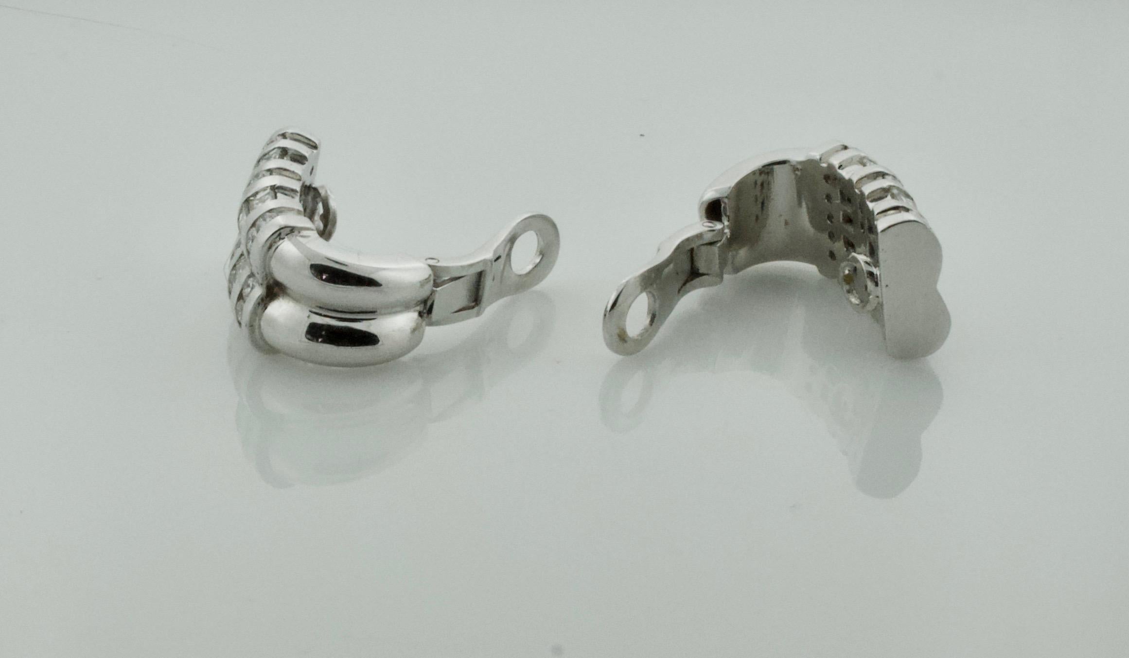 Moderne Elegance Timeless : Boucles d'oreilles en or blanc 18 carats serties de diamants par Chanel (3,45 carats) en vente