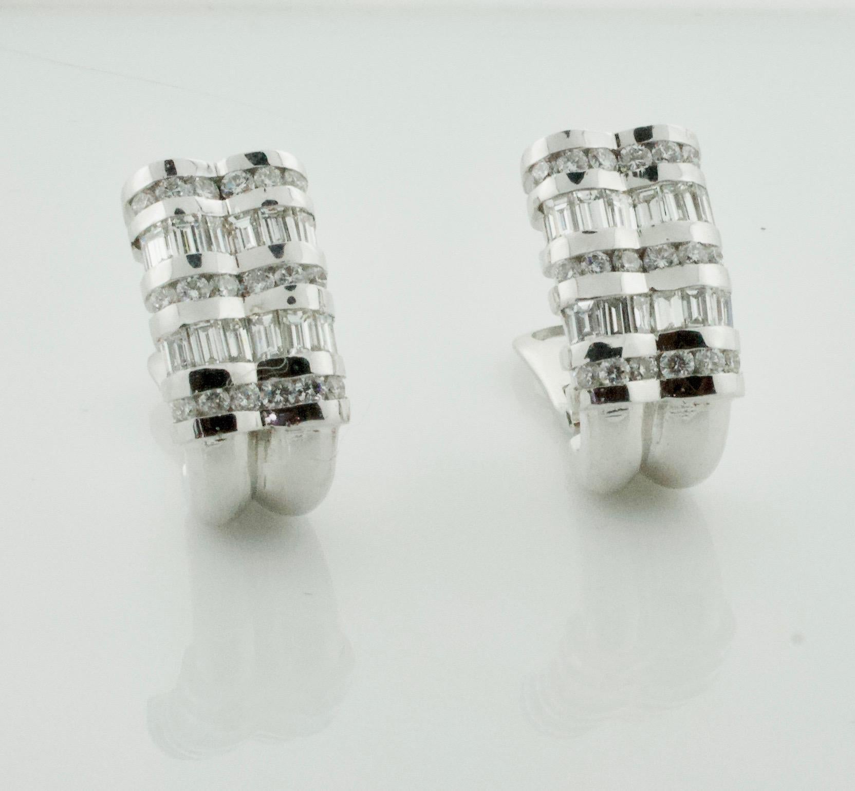 Elegance Timeless : Boucles d'oreilles en or blanc 18 carats serties de diamants par Chanel (3,45 carats) Unisexe en vente