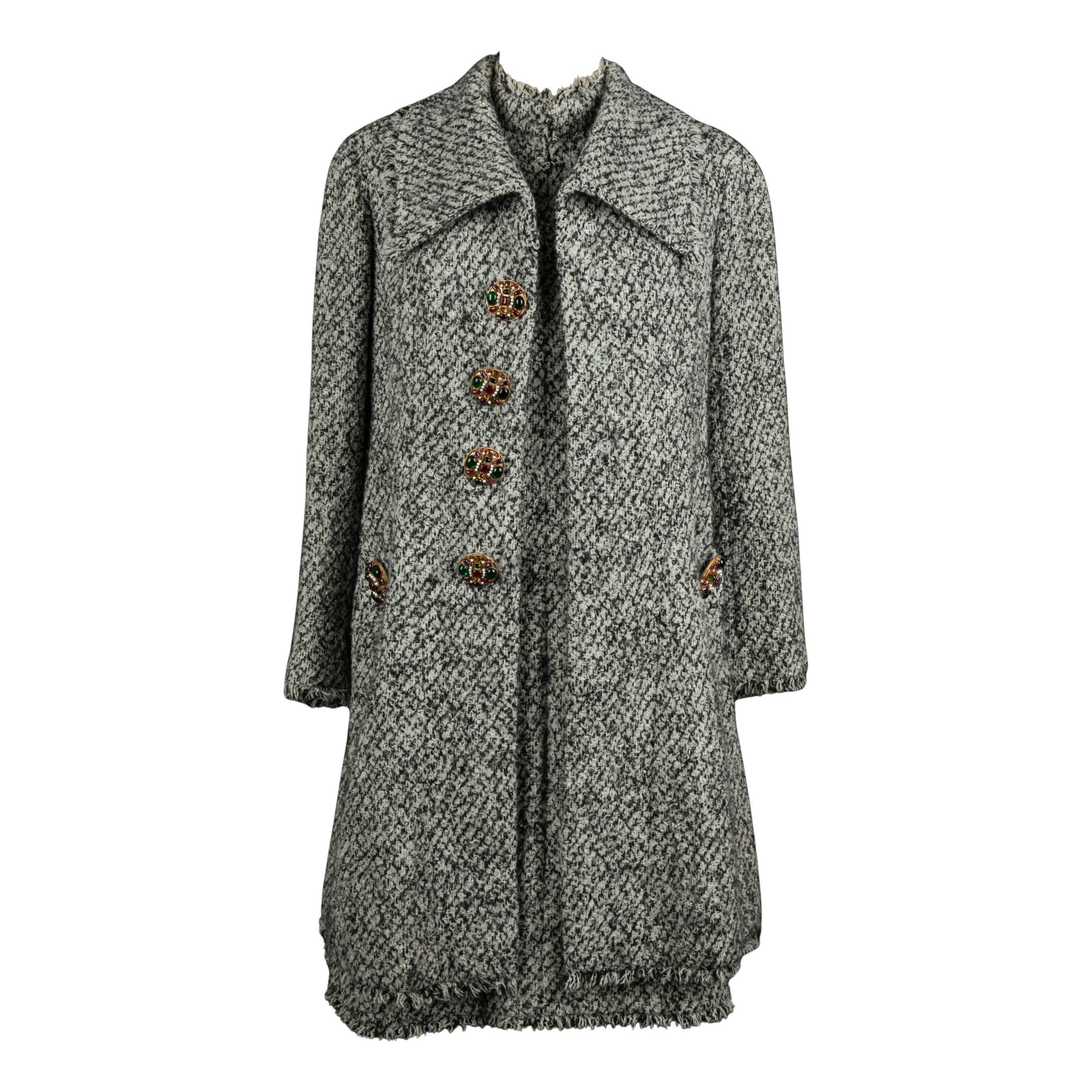 Conjunto de vestido y chaqueta de tweed gris de Chanel, colección Alta Costura 2006, con botones dorados