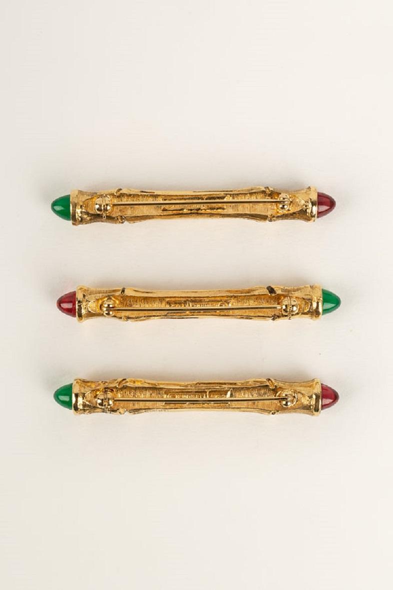Chanel - Set of three brooches in gold metal and red and green glass paste.

Additional information:
Dimensions: 6 L cm
Condition: Very good condition
Seller Ref number: BRB101