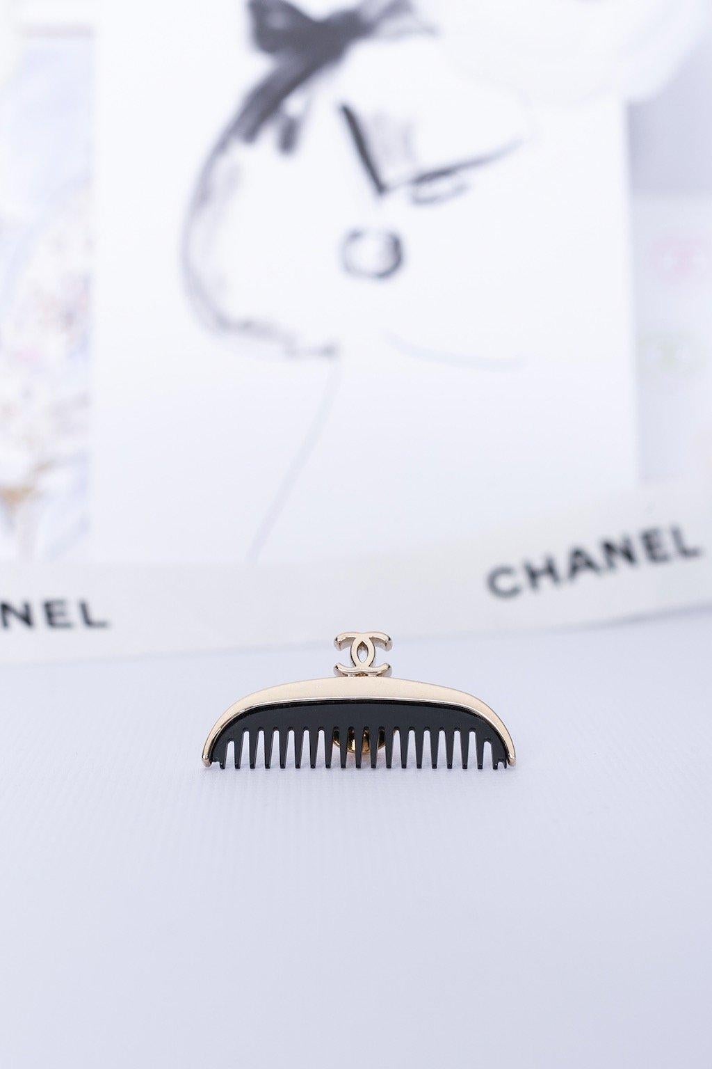 Chanel Set of Bakelite Pins, Make Up Collection, 2004 In Good Condition In SAINT-OUEN-SUR-SEINE, FR