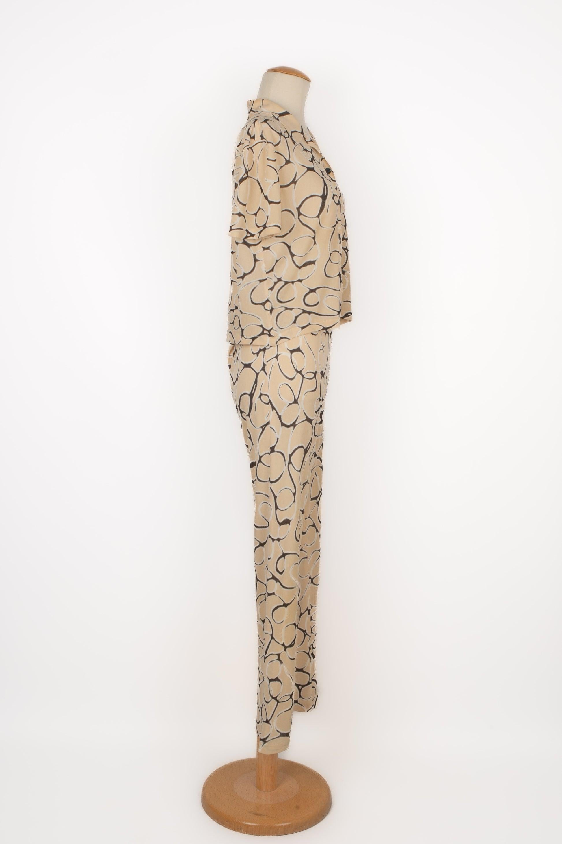 Chanel - (Made in France) Set composed of a short-sleeved blouse and trousers printed with a beige and brown tone psychedelic patterns. Size 42FR indicated. 1998 Spring-Summer Collection. To be mentioned, there are some slight stains.

Additional