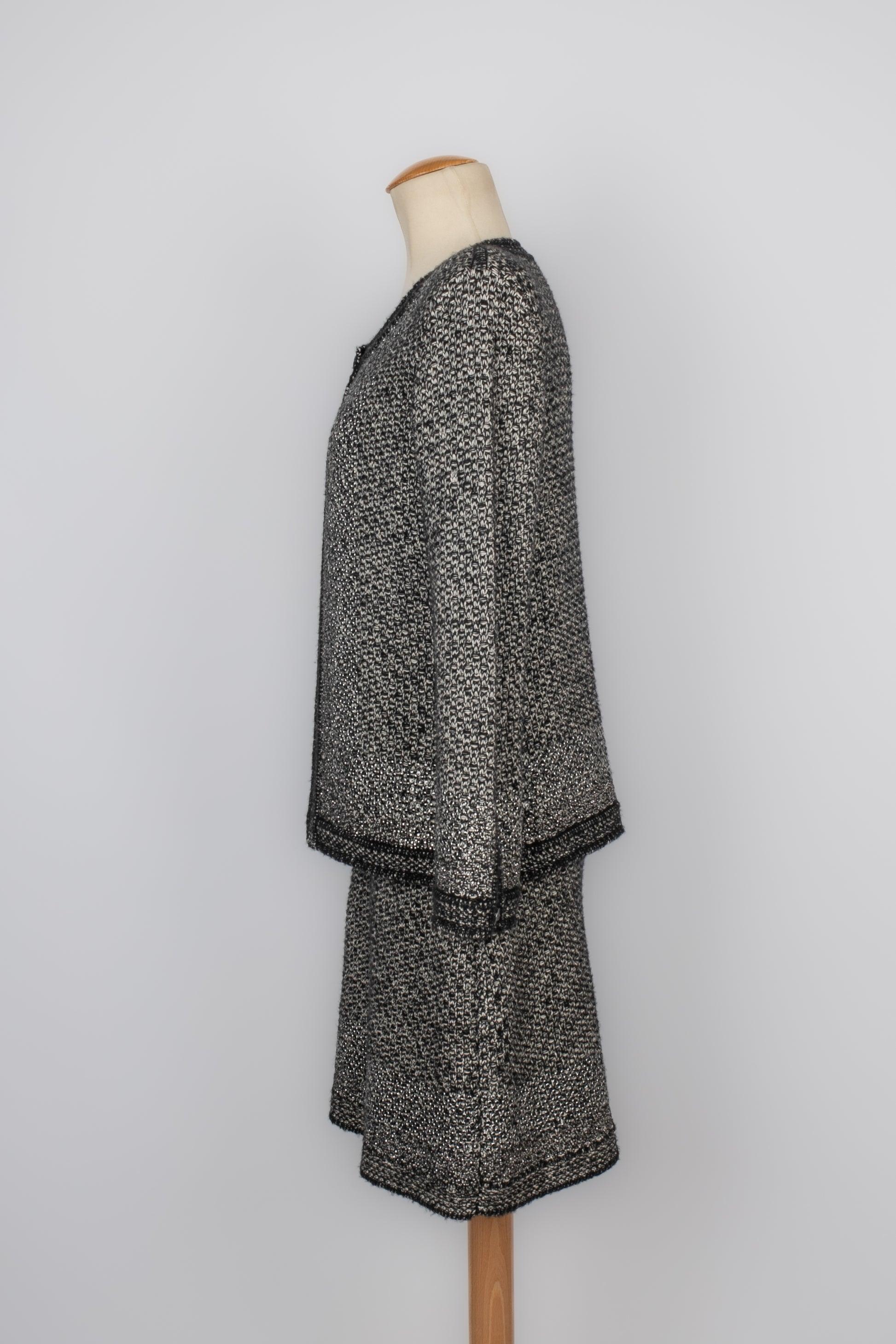 Chanel - (Made in France) Ensemble en laine, soie et cachemire composé d'un cardigan et d'une robe. Taille 40FR indiquée.

Informations complémentaires :
Condit : Très bon état.
Dimensions : Cardigan : Largeur des épaules : 40 cm - Poitrine : 52 cm