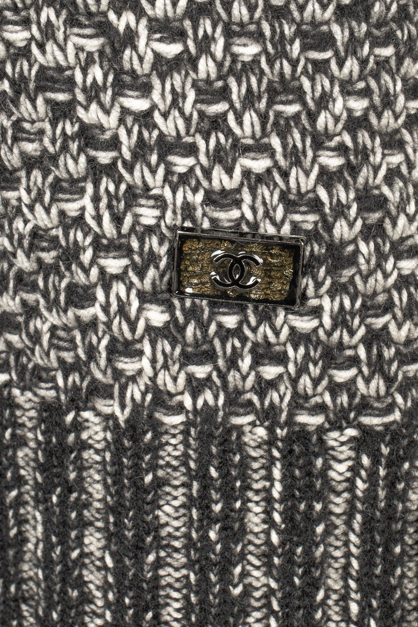 Chanel Set aus Strickjacke und Kleid im Angebot 3