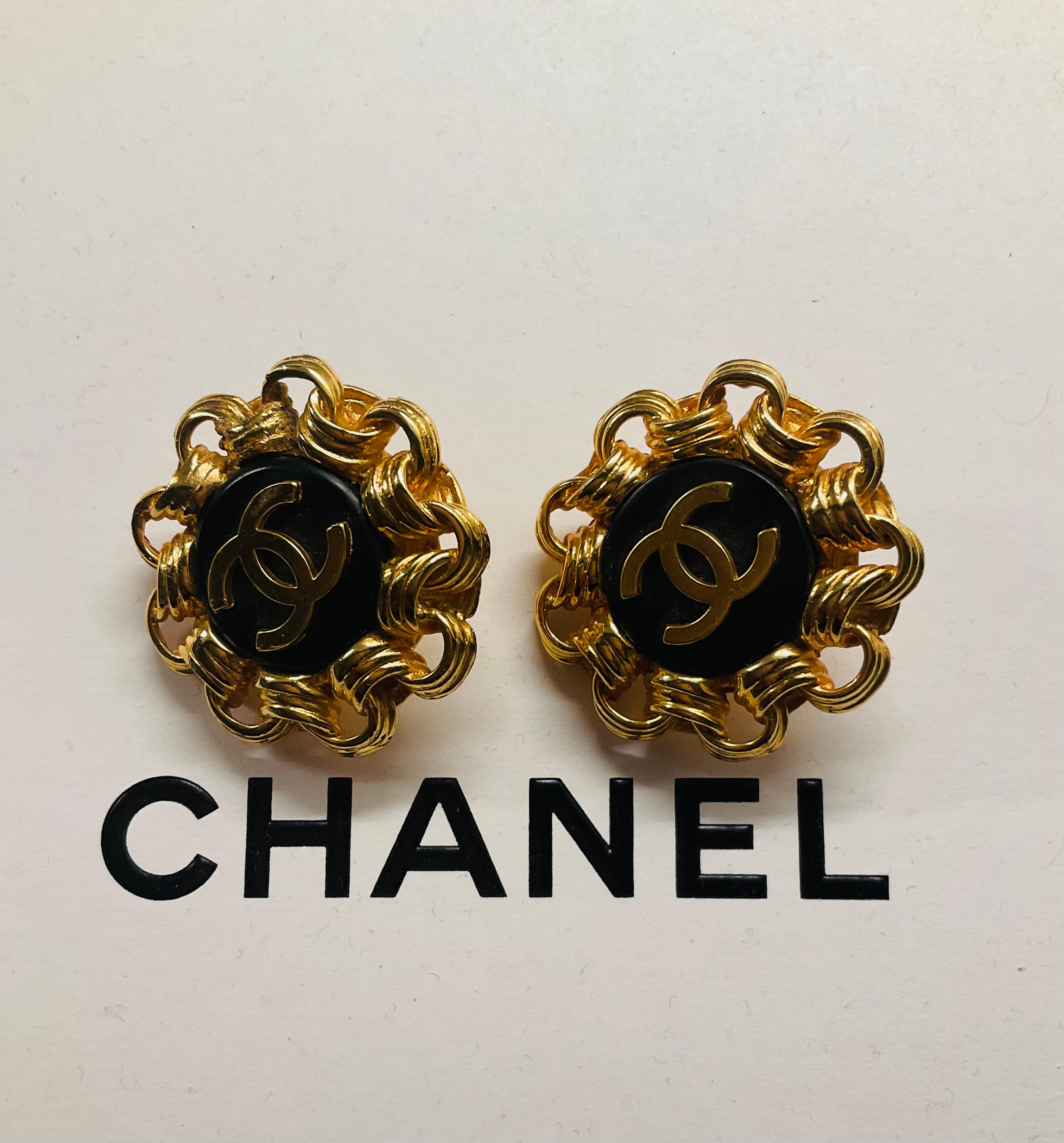 Chanel Logo-Ohrclips mit Kette in Übergröße mit Jumbo-Logo CC Damen im Angebot