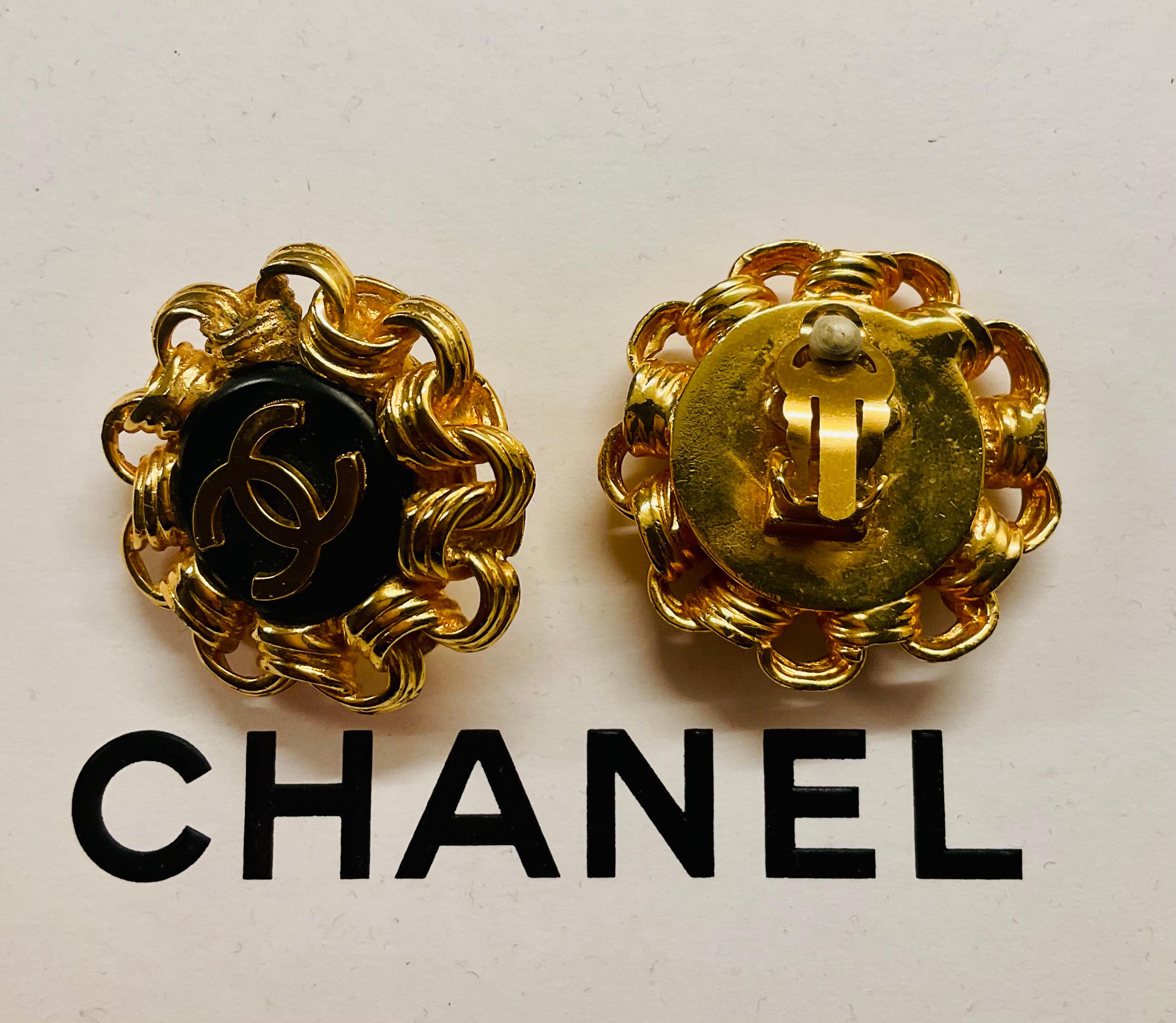 Chanel Logo-Ohrclips mit Kette in Übergröße mit Jumbo-Logo CC im Angebot 1