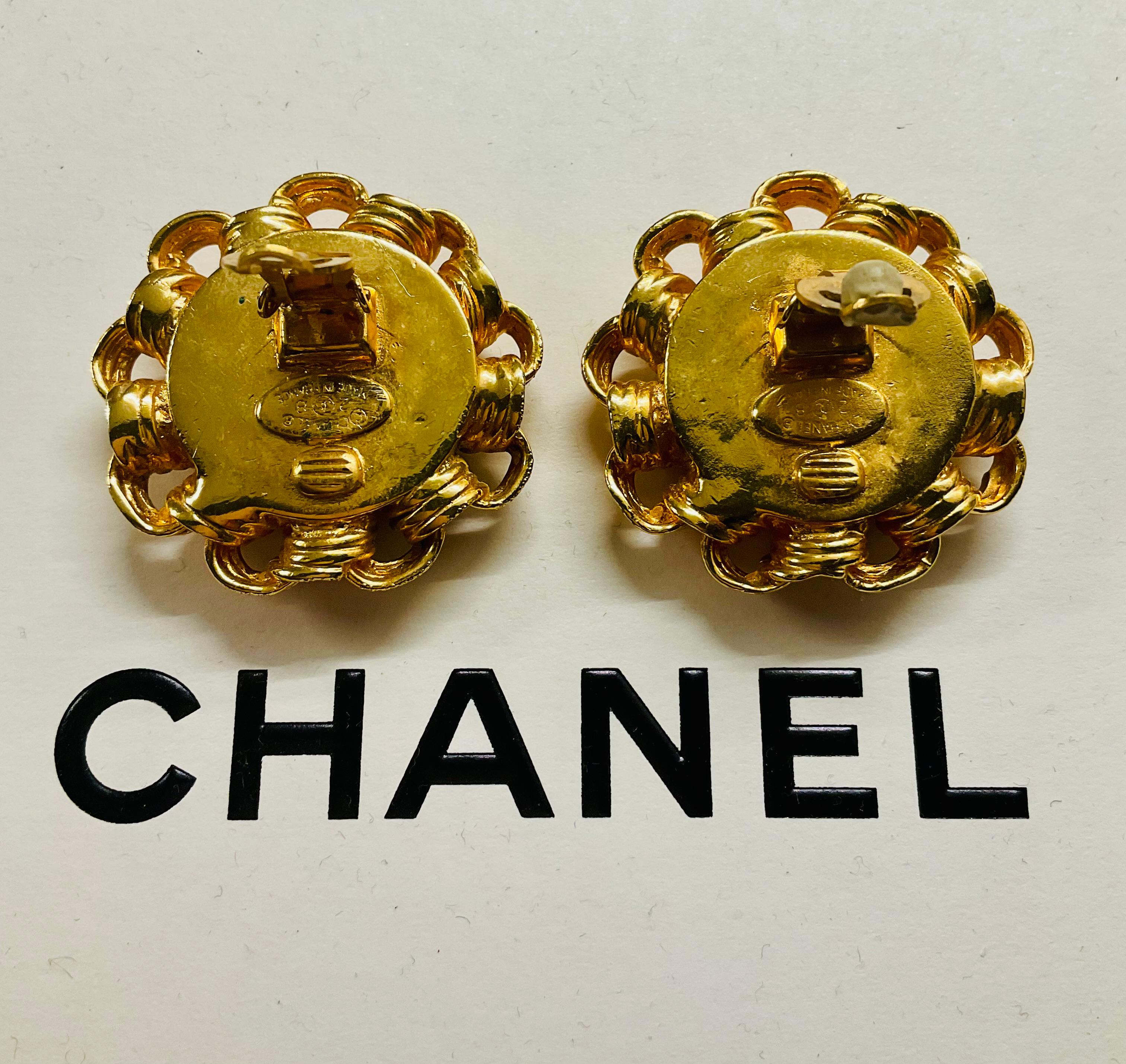 Chanel Logo-Ohrclips mit Kette in Übergröße mit Jumbo-Logo CC im Angebot 2