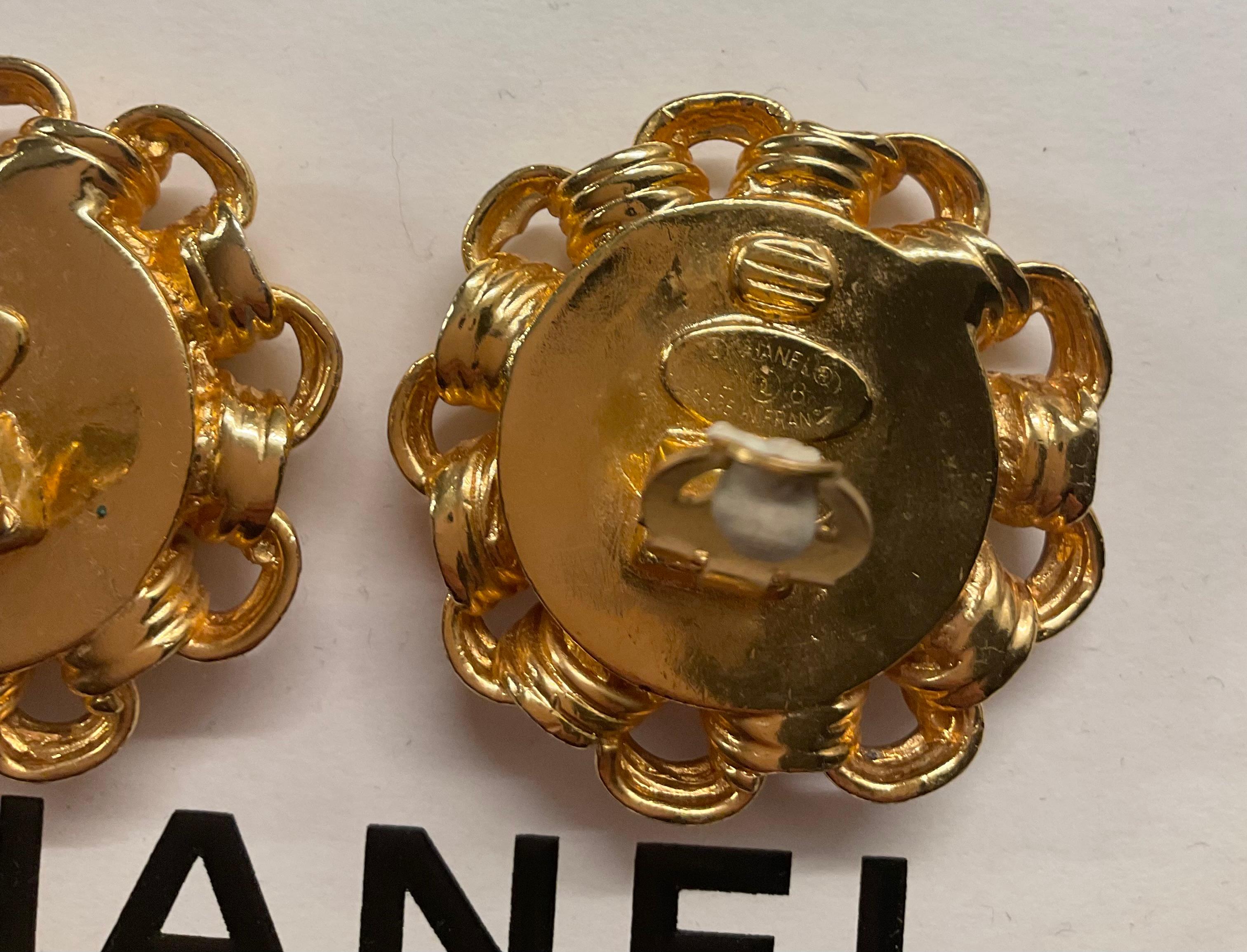 Chanel Logo-Ohrclips mit Kette in Übergröße mit Jumbo-Logo CC im Angebot 3