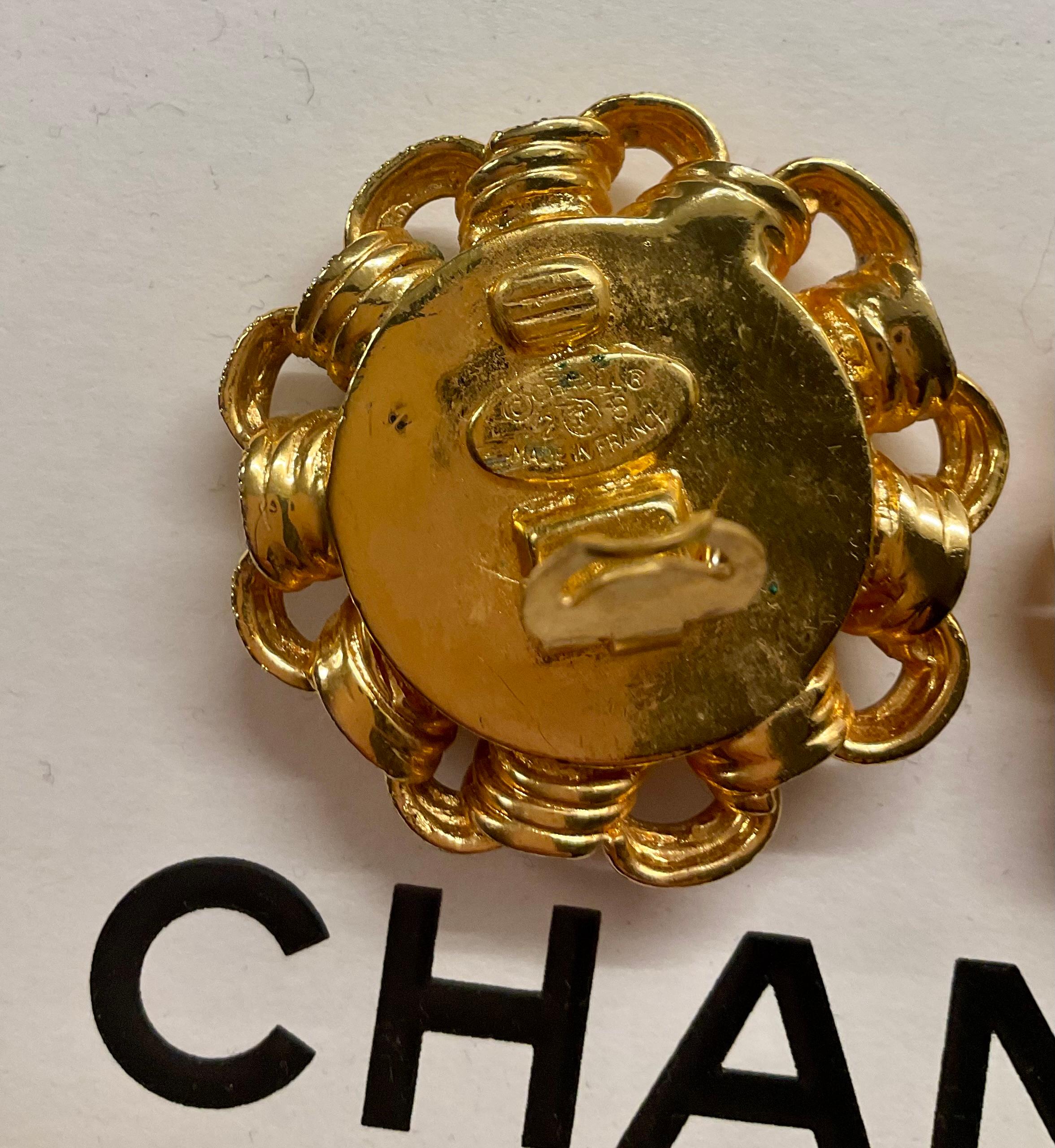 Chanel Logo-Ohrclips mit Kette in Übergröße mit Jumbo-Logo CC im Angebot 4