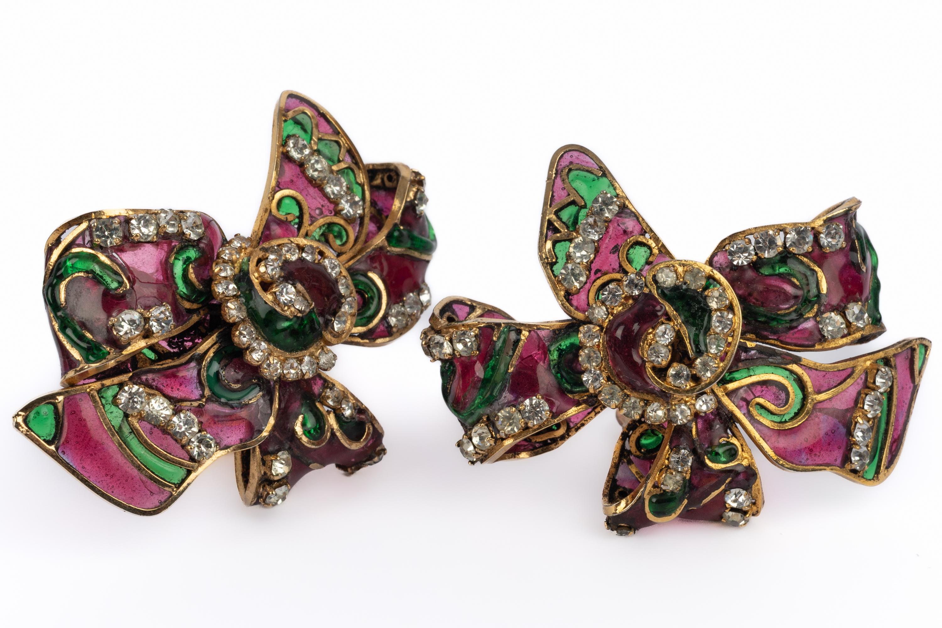 Chanel - (Made in France) Parure composta da una collana di perle e orecchini in metallo dorato con strass e pasta di vetro. Una collezione del 1980 circa sotto la direzione artistica di Karl Lagerfeld.

Condizioni:

Ottime