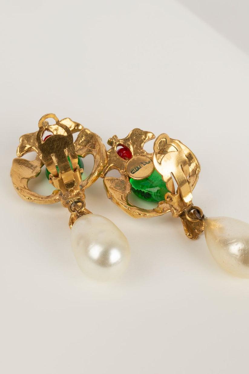 Chanel Set aus Halskette und Ohrringen aus Goldmetall und Perlmutt im Angebot 6