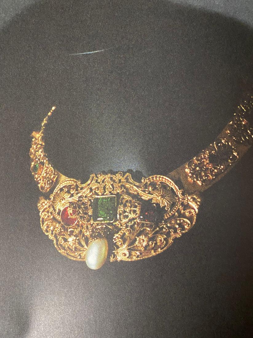 Chanel Set aus Halskette und Ohrringen aus Goldmetall und Perlmutt im Angebot 12