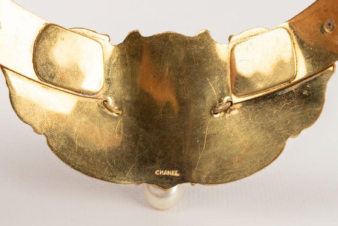 Chanel Set aus Halskette und Ohrringen aus Goldmetall und Perlmutt im Angebot 4