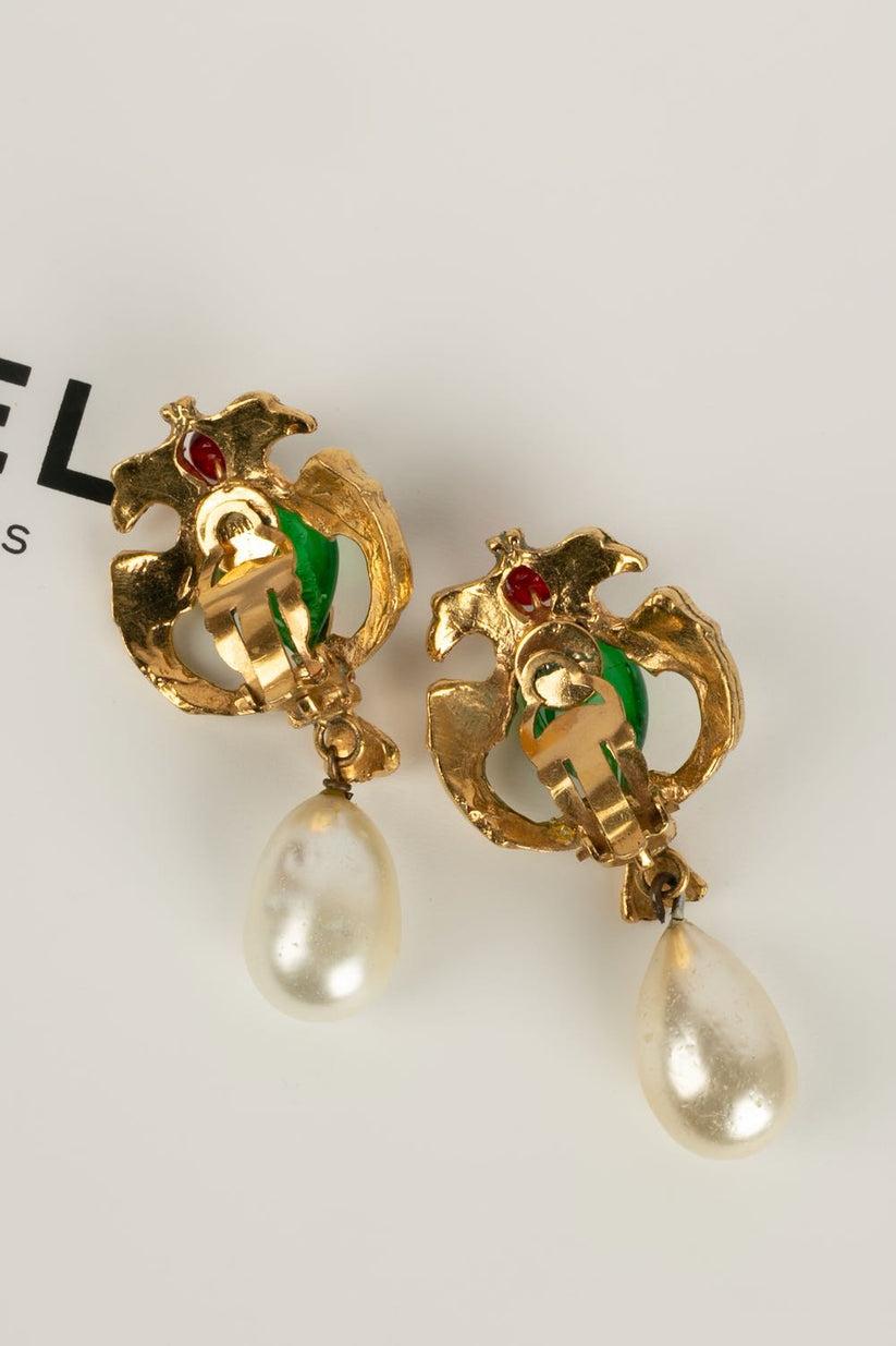 Chanel Set aus Halskette und Ohrringen aus Goldmetall und Perlmutt im Angebot 5