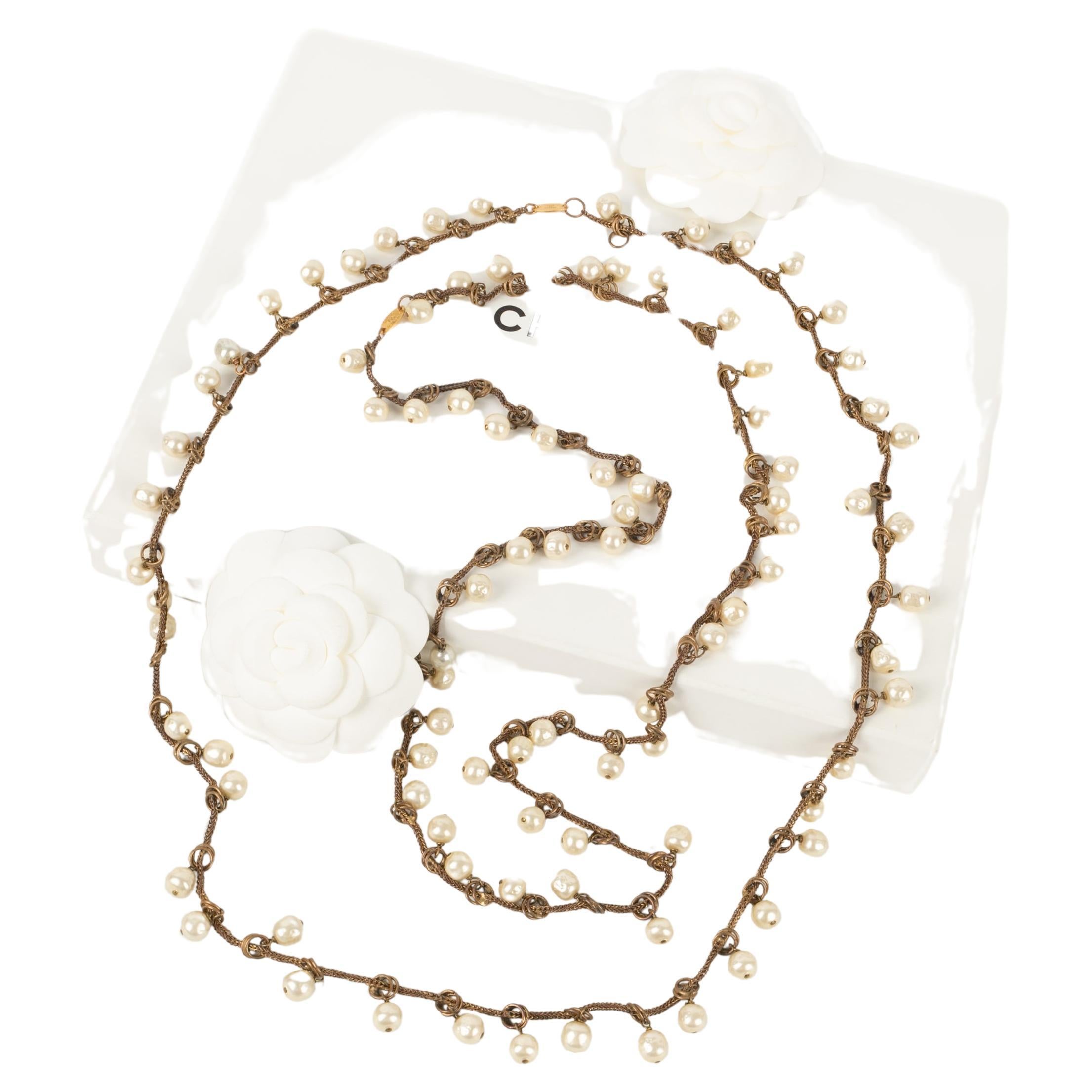 Chanel - (Made in France) Set of two dark-golden metal necklaces with costume pearls. 1983 Collection.

Additional information:
Condition: Very good condition
Dimensions: Length: 84 cm

Seller Reference: CB156
