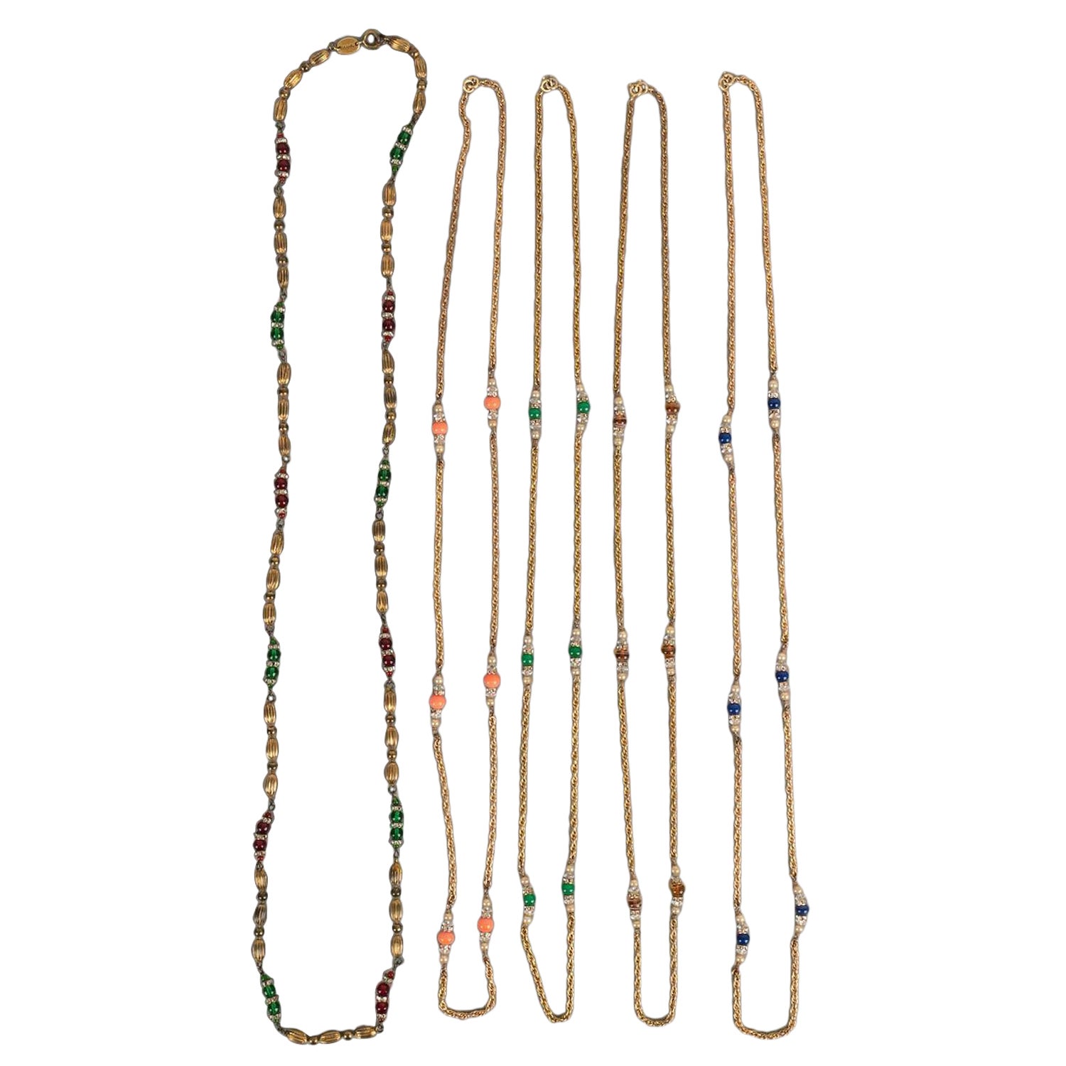 Chanel -Set of vintage long necklaces in gold metal and glass beads. Only one of the necklaces is signed.

Additional information: 
Dimensions: Length: 89 cm - Maximum length: 105 cm
Condition: Very good condition
Seller Ref number: CB127