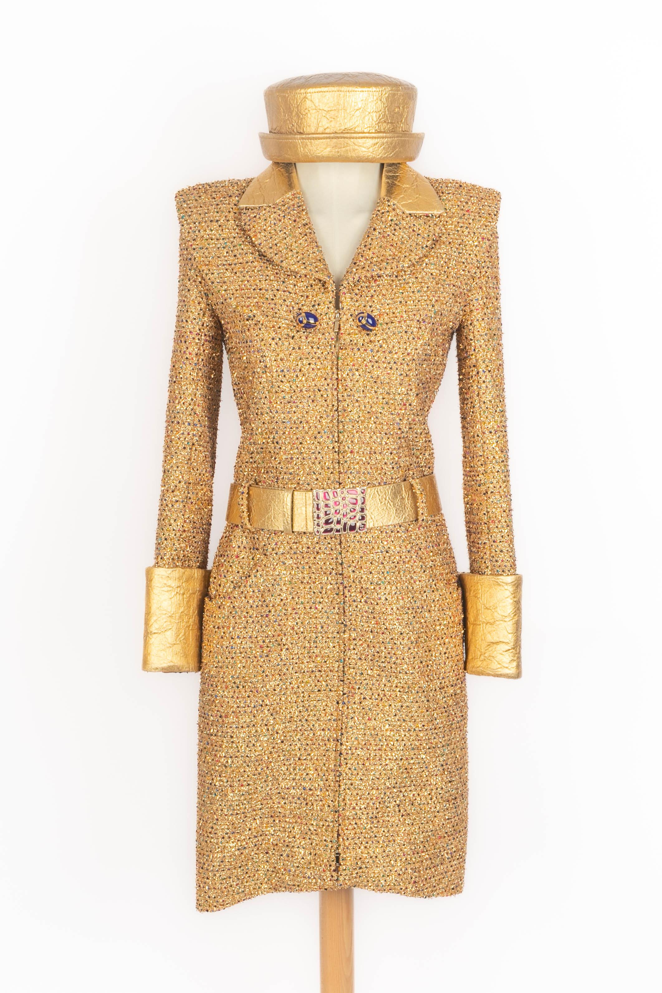 Chanel - (Made in France) Cappotto/abito in tweed dorato con collo e risvolti delle maniche in pelle di vitello dorata, con bottoni in resina blu e scarabeo in metallo dorato. Cintura in pelle di vitello dorata con fibbia in resina e metallo color