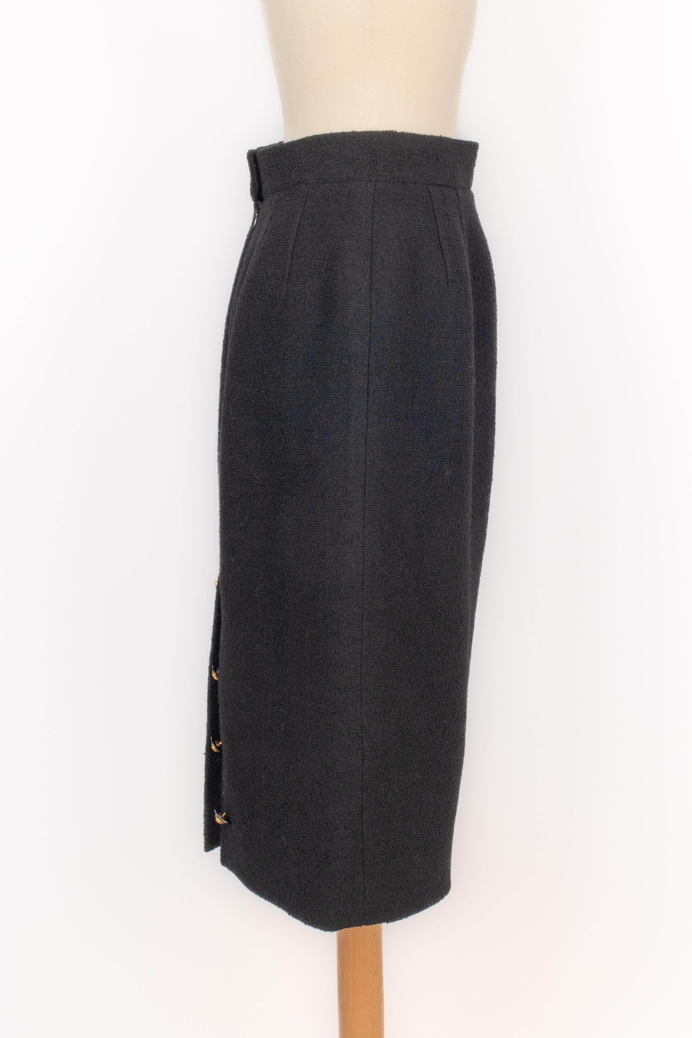 Chanel - (Made in France) Set in lana misto bianco e nero composto da una gonna e una giacca con bottoni in metallo dorato ornati di resina nera. Taglia 38FR indicata. Collezione Autunno-Inverno 1993 sotto la direzione artistica di Karl