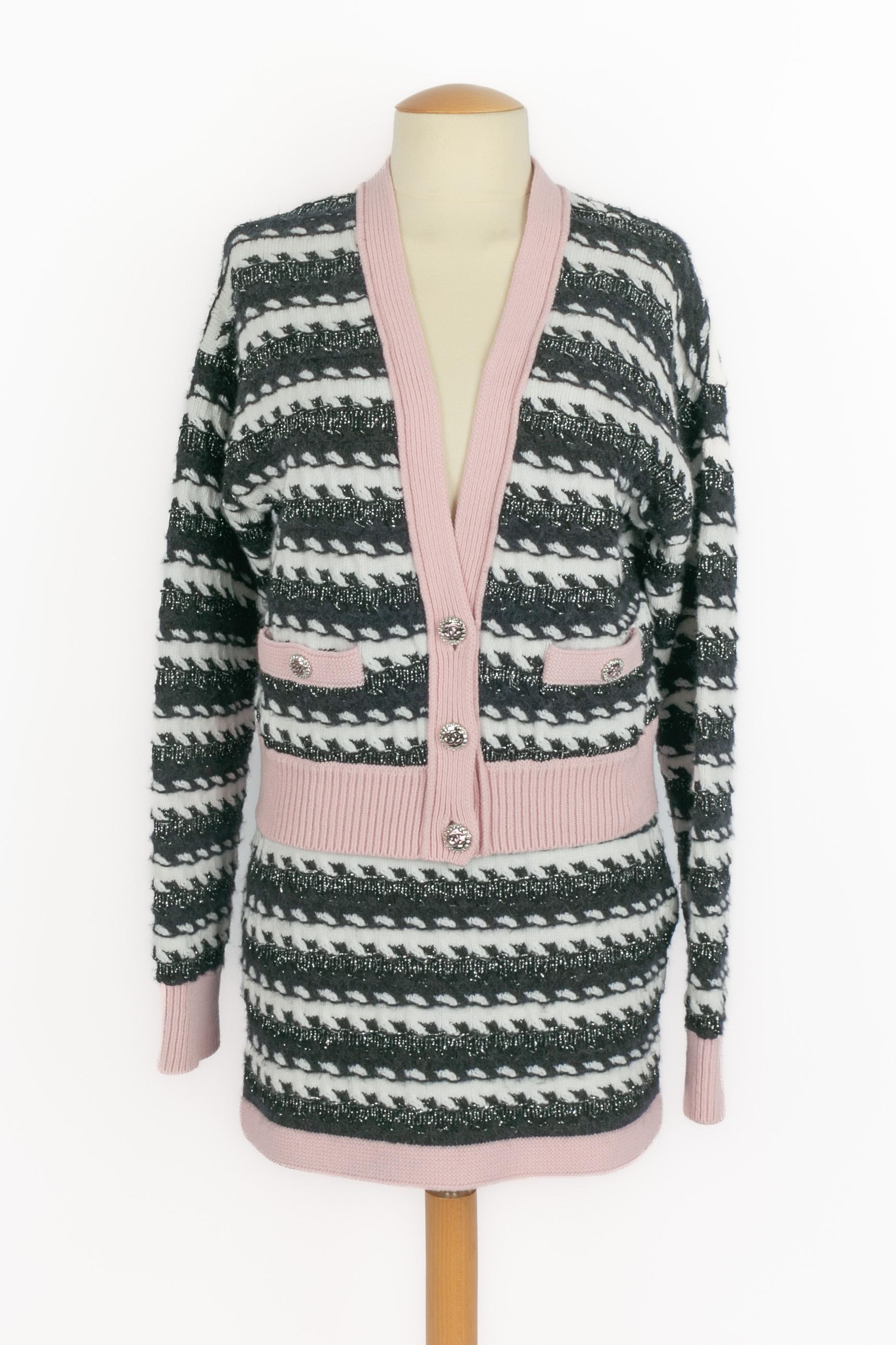 CHANEL - (Made in Italy) Completo in lana a trecce bianche e nere composto da un cardigan e una gonna, punteggiati di lurex argentato e rifiniti con una rete rosa cipria. Bottoni in metallo argentato. Taglia 36FR/38FR indicata. Collezione