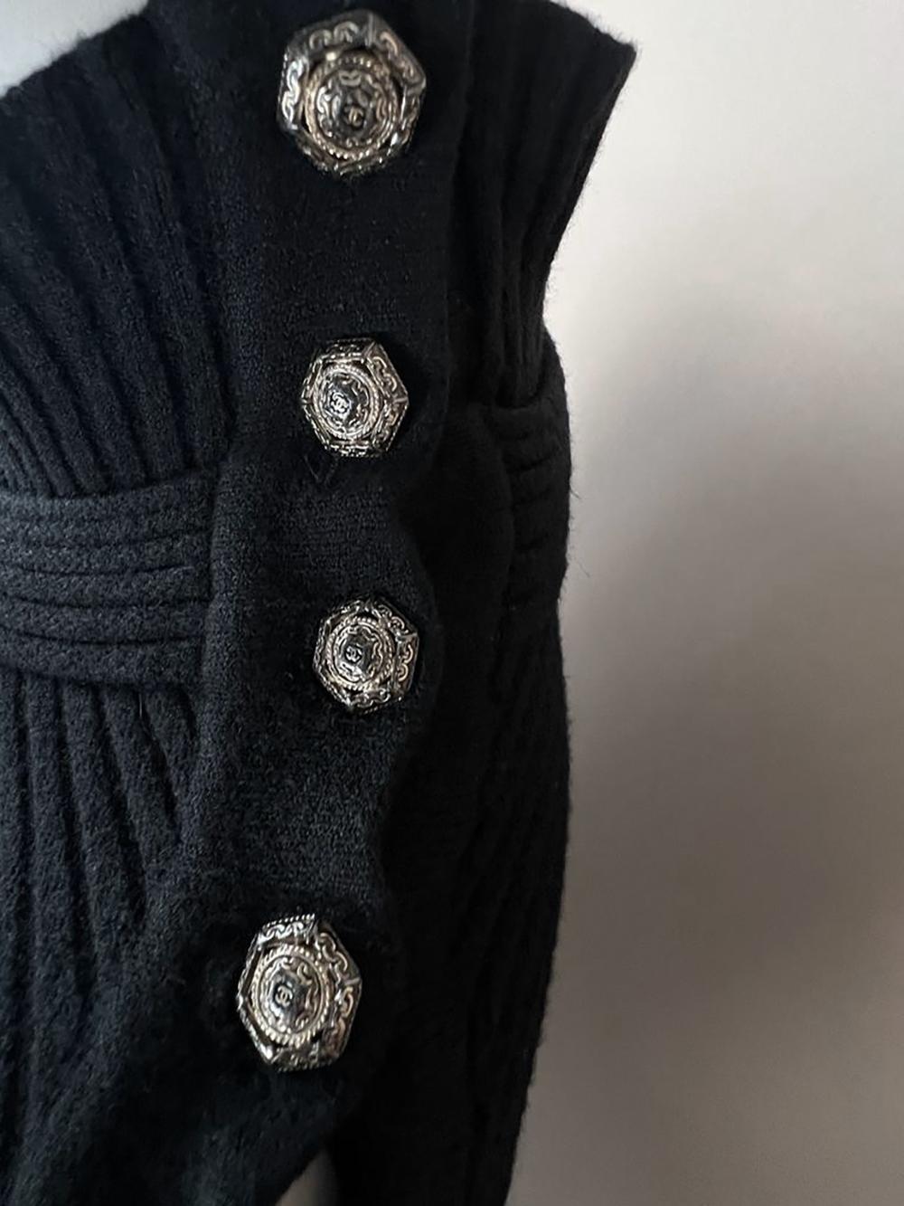 Chanel little black quilted dress from Paris / SHANGHAI Collection
- CC logo buttons 
- embellished with beads
Size mark 40 fr. kept unworn, Condition of a new.
