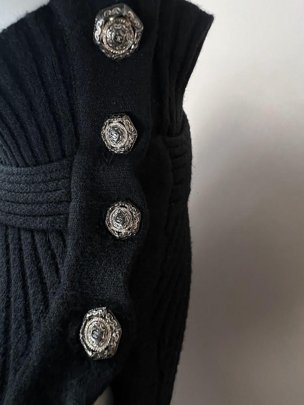 Chanel little black quilted dress from Paris / SHANGHAI Collection
- CC logo buttons 
- embellished with beads
Size mark 40 fr. kept unworn, Condition is pristine.