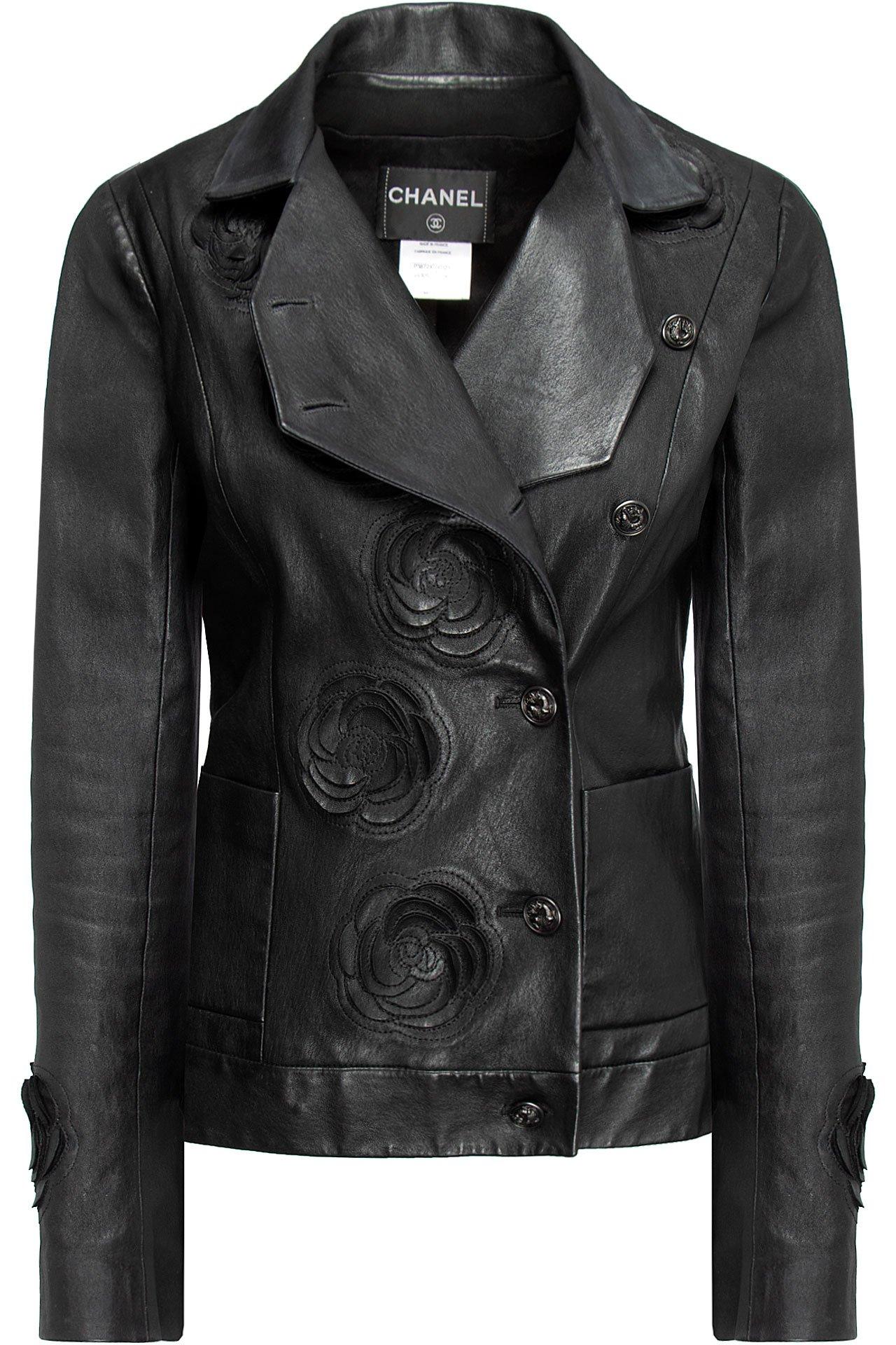 Stunning Chanel black leather jacket with camellias applique from Runway of Paris / SHANGHAI Collection. Retail price over 12,000€.
- CC logo Dragon buttons
- full sils lining
Size mark 36 fr. Excellent condition, missing one buttons (the upper one,