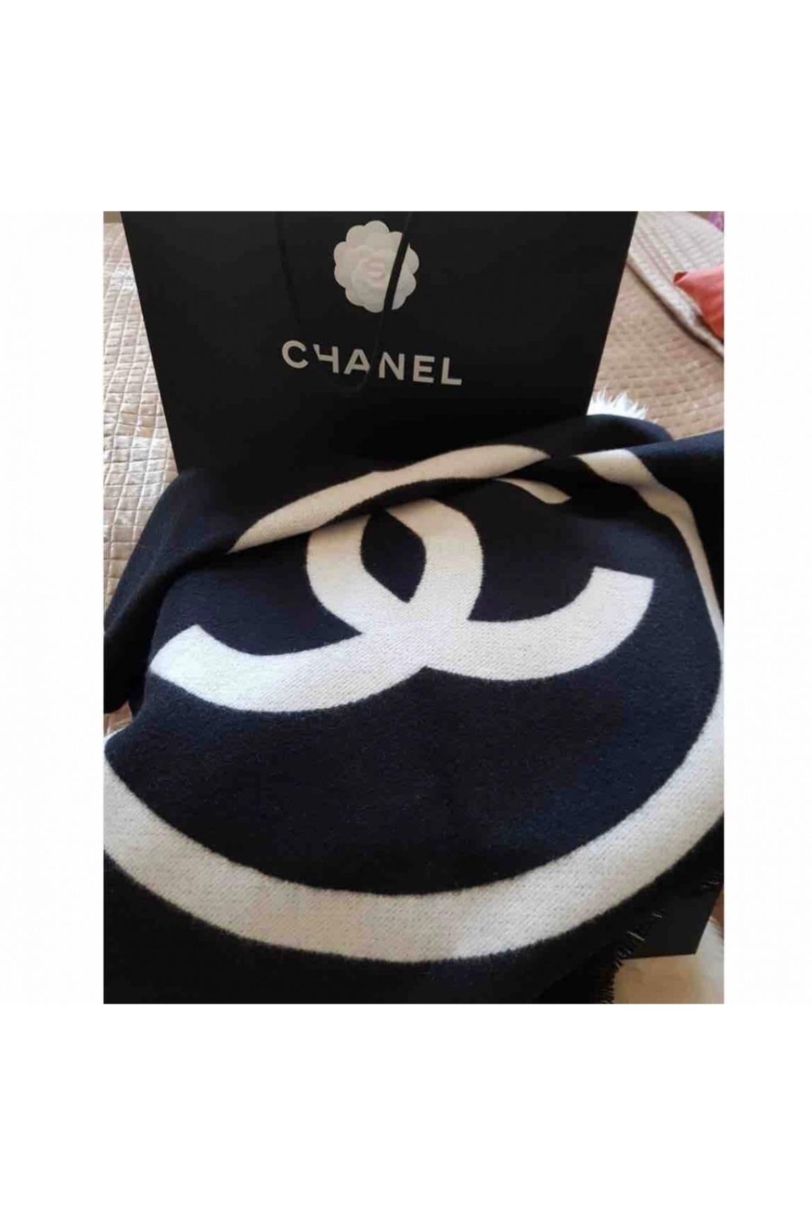 Chanel shawl/stole 100% cashmere in black and white. So cosy and stylish. Perfect for winter outfits, so warm can replace a cape or a jacket. 