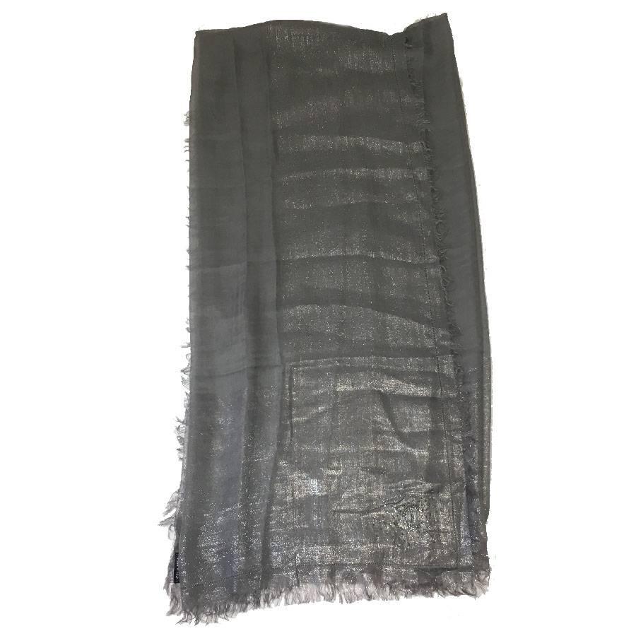 Very beautiful Chanel shawl with small fringes in grey modal, silk and cupro embellished with small silver threads. A rhinestone CC is at one end of the shawl.

In excellent condition.

Made in Italy

Dimensions: 141x200 cm

Will be delivered in a