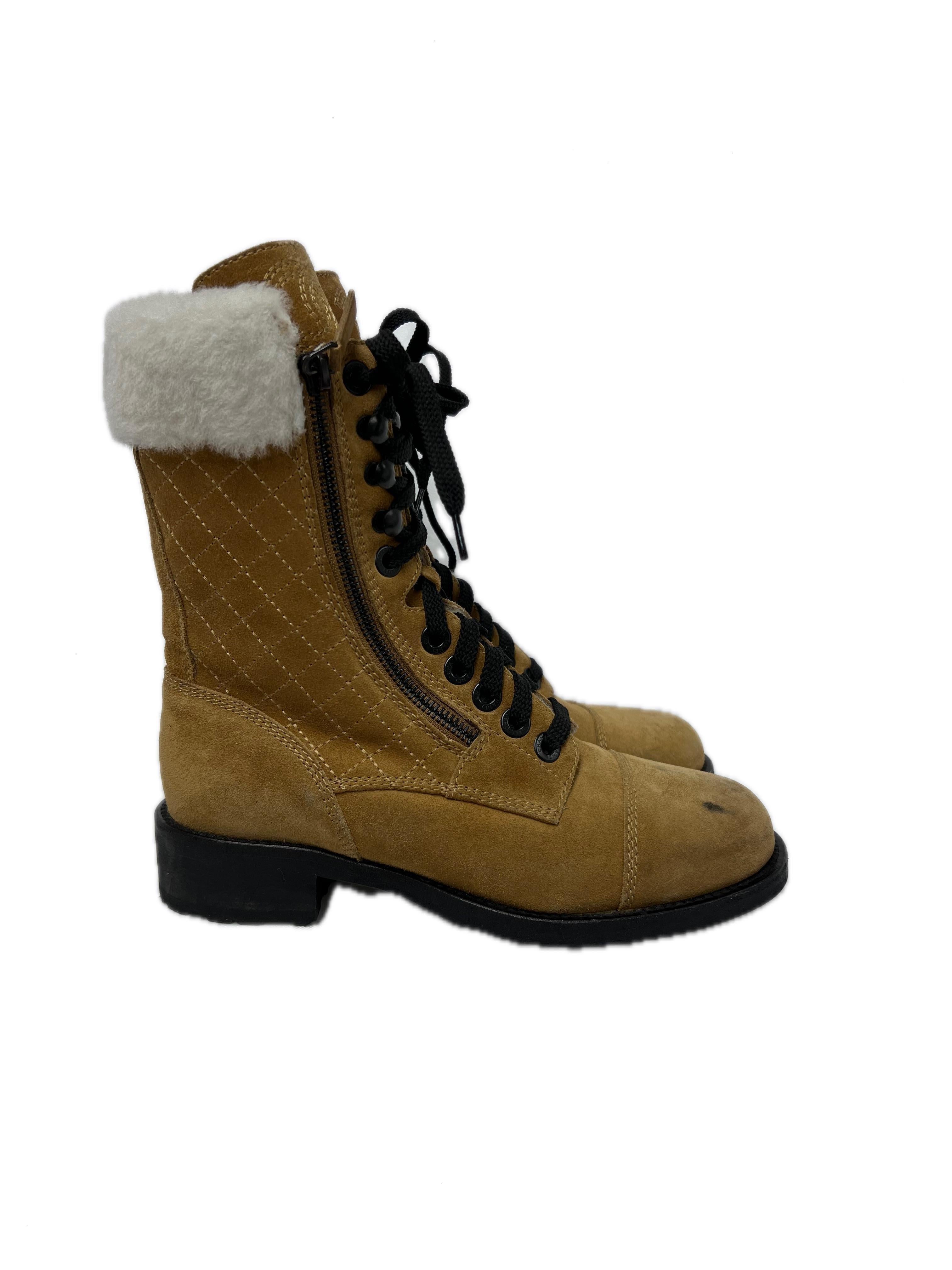 Nero Stivali Chanel in pelle scamosciata beige e shearling misura 36,5 in vendita