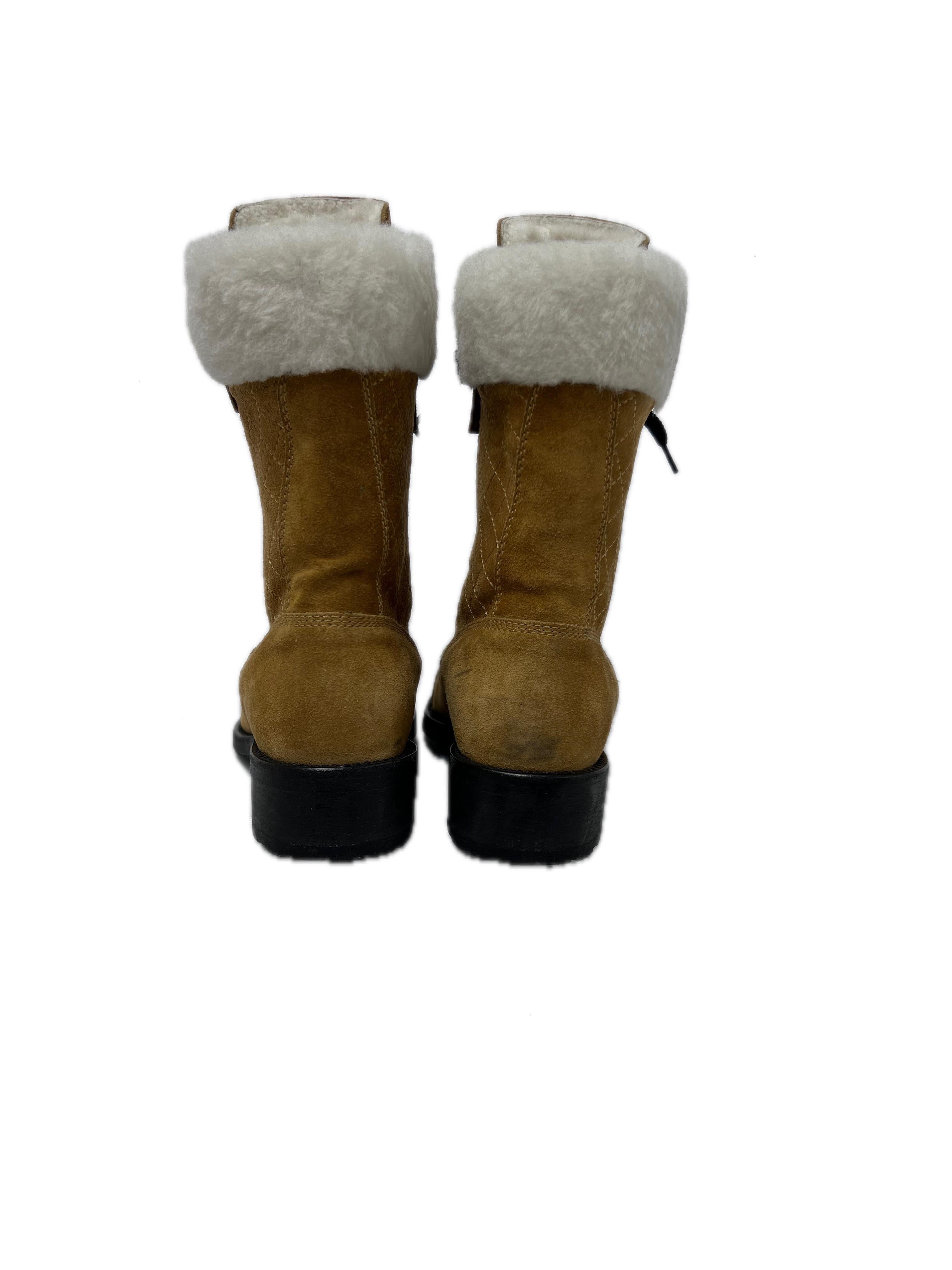 Stivali Chanel in pelle scamosciata beige e shearling misura 36,5 In condizioni buone in vendita a West Hartford, CT