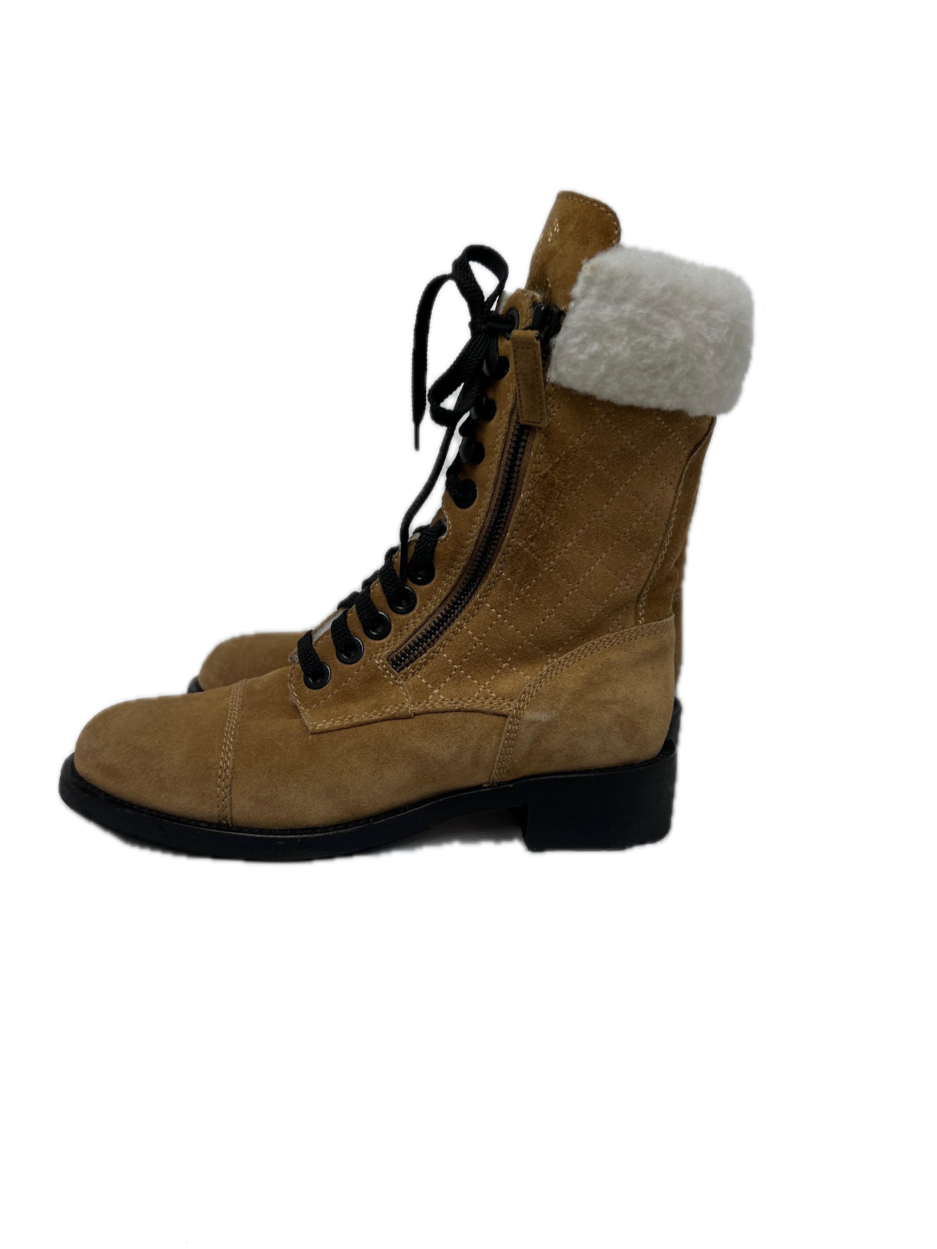 Donna Stivali Chanel in pelle scamosciata beige e shearling misura 36,5 in vendita