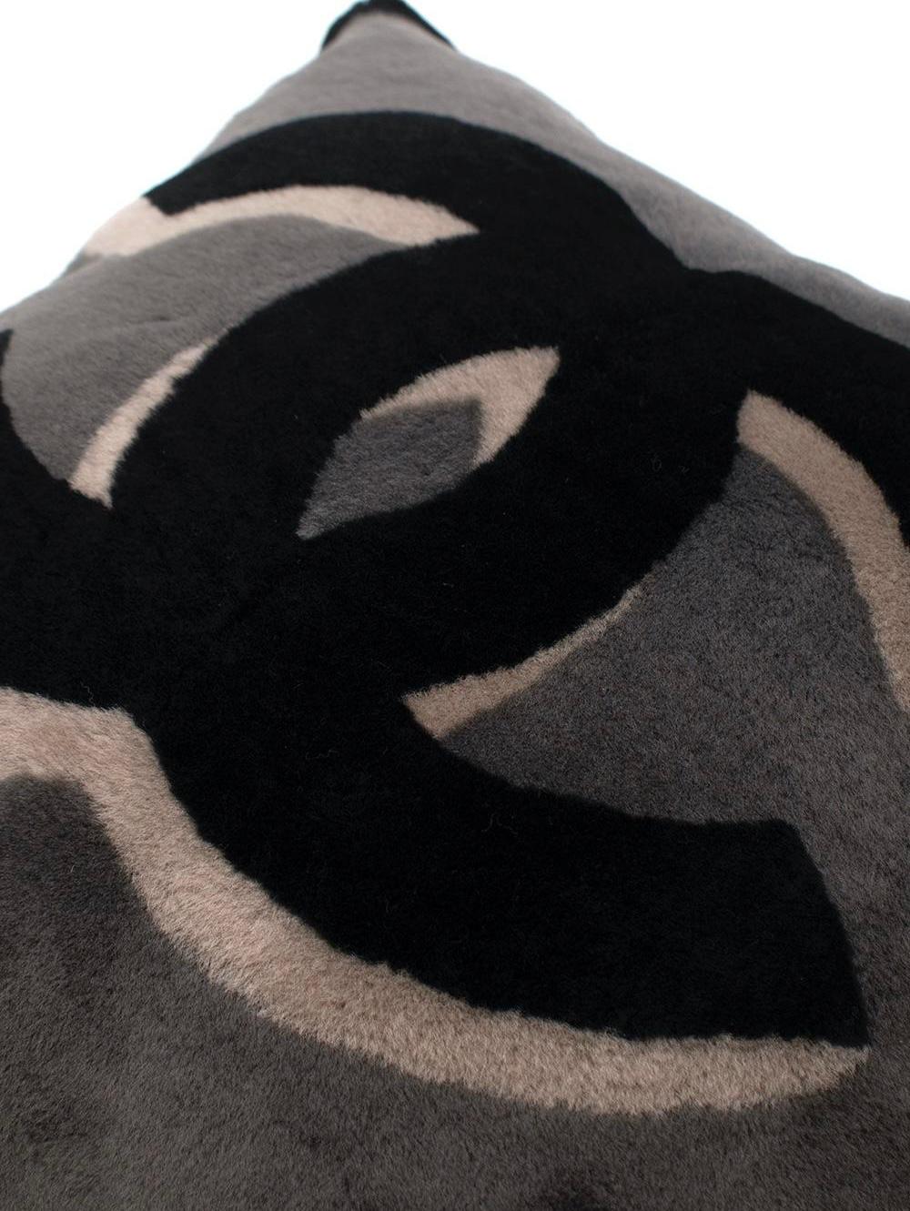 Chanel Grey & Black CC Shearling & Cashmere Pillow

- Shearling front with CC logo in grey and black hues
- Soft cashmere felt back
- Concealed top zip and removable cushion pad

Materials
100% Sheep Shearling
100% Cashmere
Pillow



Made In Italy 