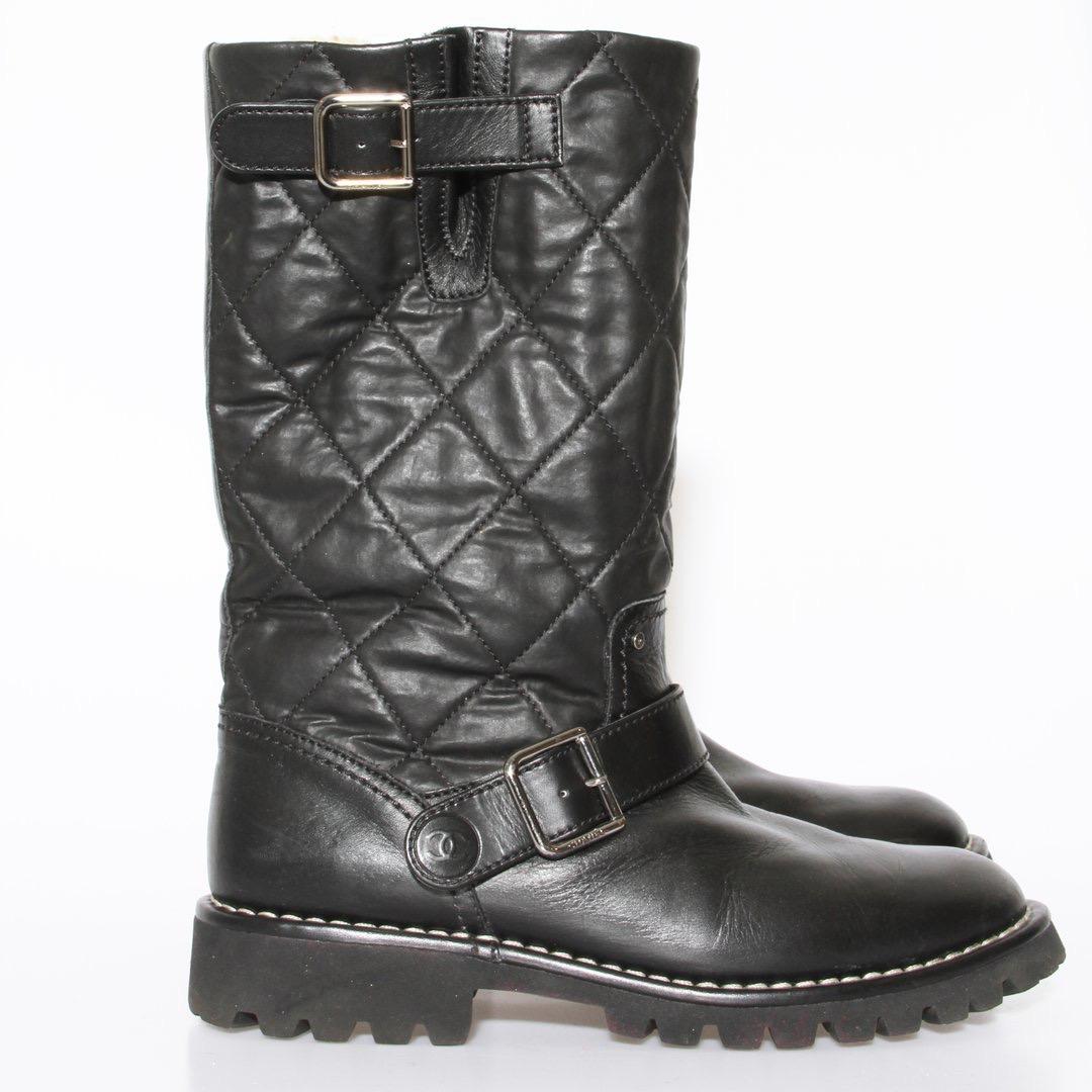 Biker boot by Chanel 
Circa 2013 
Quilted leather design 
Silver metal hardware 
Two buckle traps 
Round toe
Rubber sole 
Slip on
Shearling lining
Made in Italy
Size 38.5
1.25