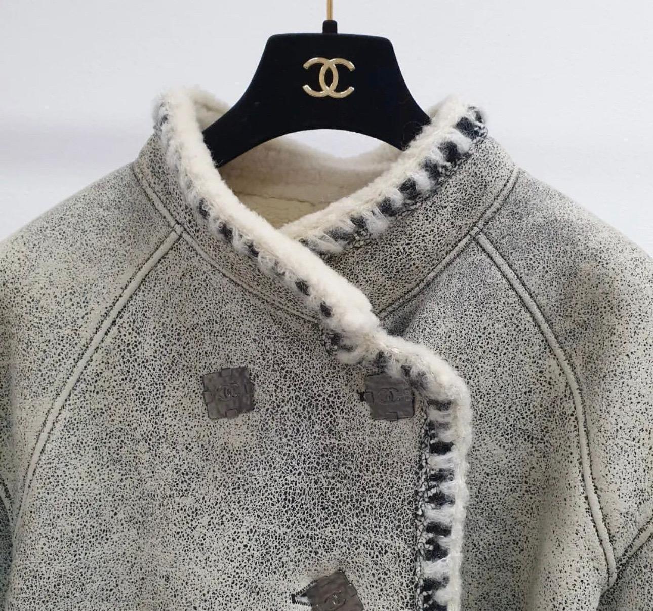 Chanel Shearling Leather CC Logo Buttons Jacket

From Fall Winter 2012-2013

Sz.36
CC logo buttons.

Very good condition.
