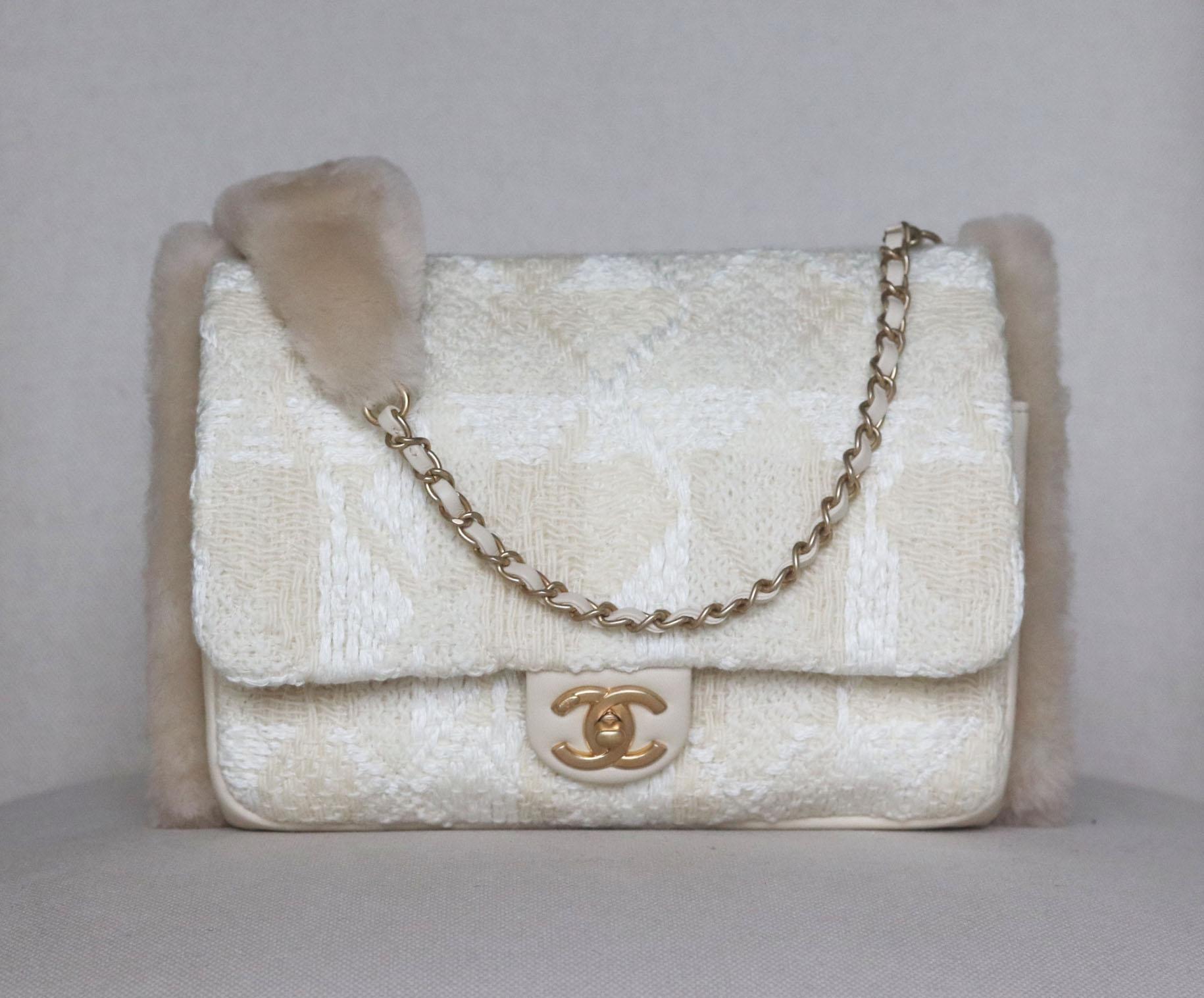 Chanel Shearling-Lined Tweed and Lambskin Muff Bag has been hand-finished by skilled artisans in the label's workshop, it is boasting a cream shearling-lined quilted cream and ivory tweed and lambskin exterior, this design is accented with antique