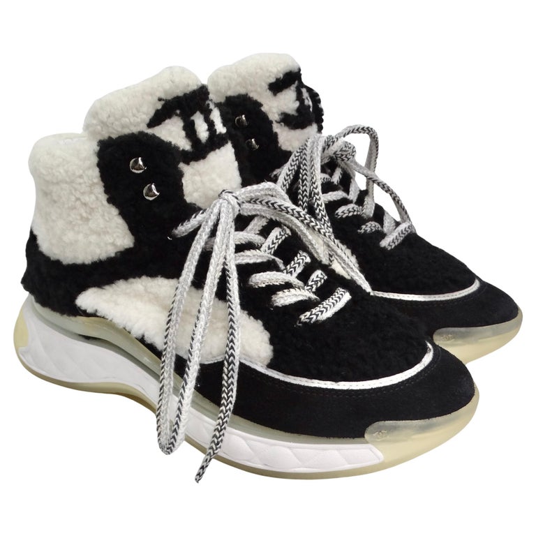 Chanel Sneakers alte in pelle scamosciata e shearling CC in