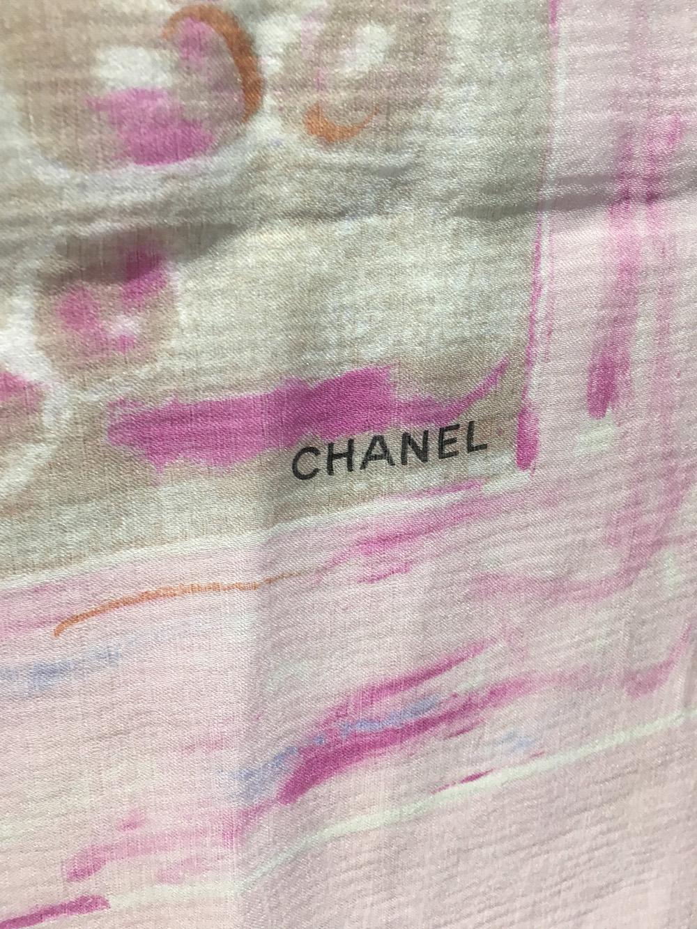 Beige Chanel - Écharpe en soie rose transparente en vente