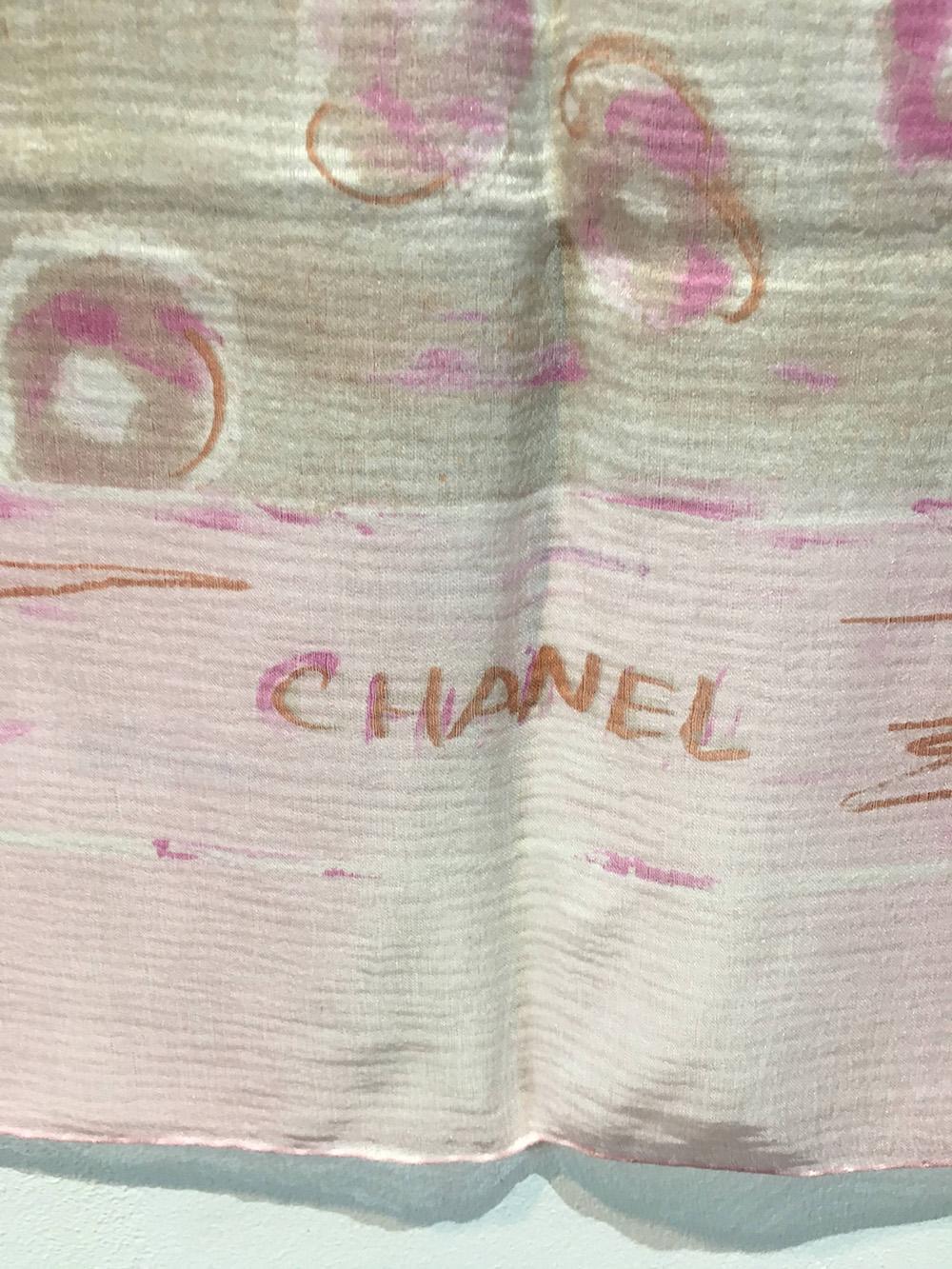 Chanel - Écharpe en soie rose transparente Excellent état - En vente à Philadelphia, PA
